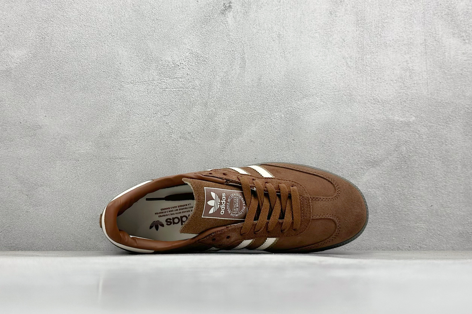 图片[3]-YH长青福利  AD Original Samba OG 复古经典轻便板鞋 带有装饰的超锁缝制和无缝的手感 柔软、柔软的皮革造型和标志性的3条纹完成了精致的外观 正规合身鞋带 鞋面上有绒面鞋垫 橡胶鞋底 享受正畸套筒软感 自50年代首次亮相以来就一直在赢得粉丝的青睐！ 货号：IG1357-选品中心