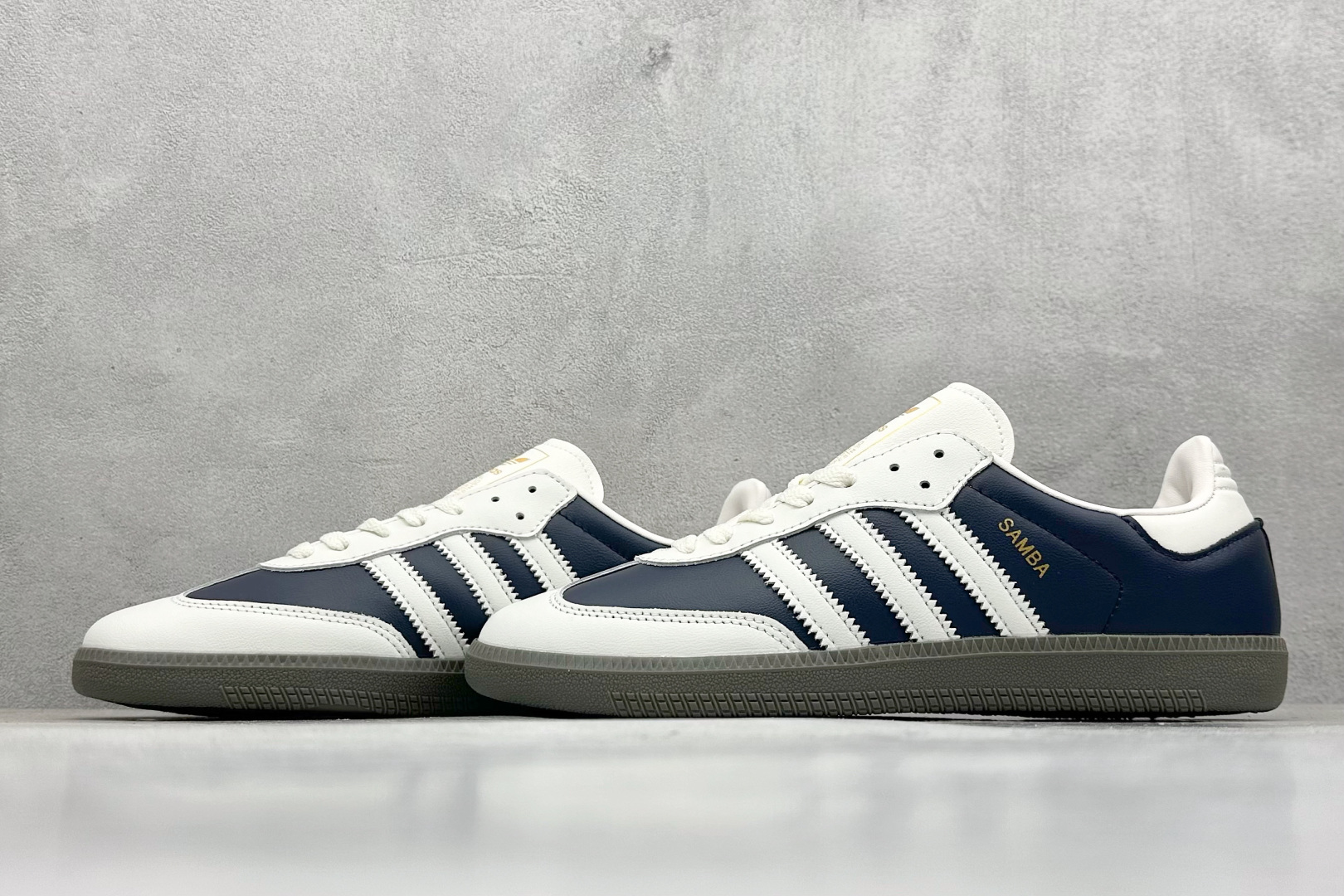 图片[5]-YH长青福利  AD Original Samba OG 复古经典轻便板鞋 带有装饰的超锁缝制和无缝的手感 柔软、柔软的皮革造型和标志性的3条纹完成了精致的外观 正规合身鞋带 鞋面上有绒面鞋垫 橡胶鞋底 享受正畸套筒软感 自50年代首次亮相以来就一直在赢得粉丝的青睐！ 货号：IG1968-选品中心