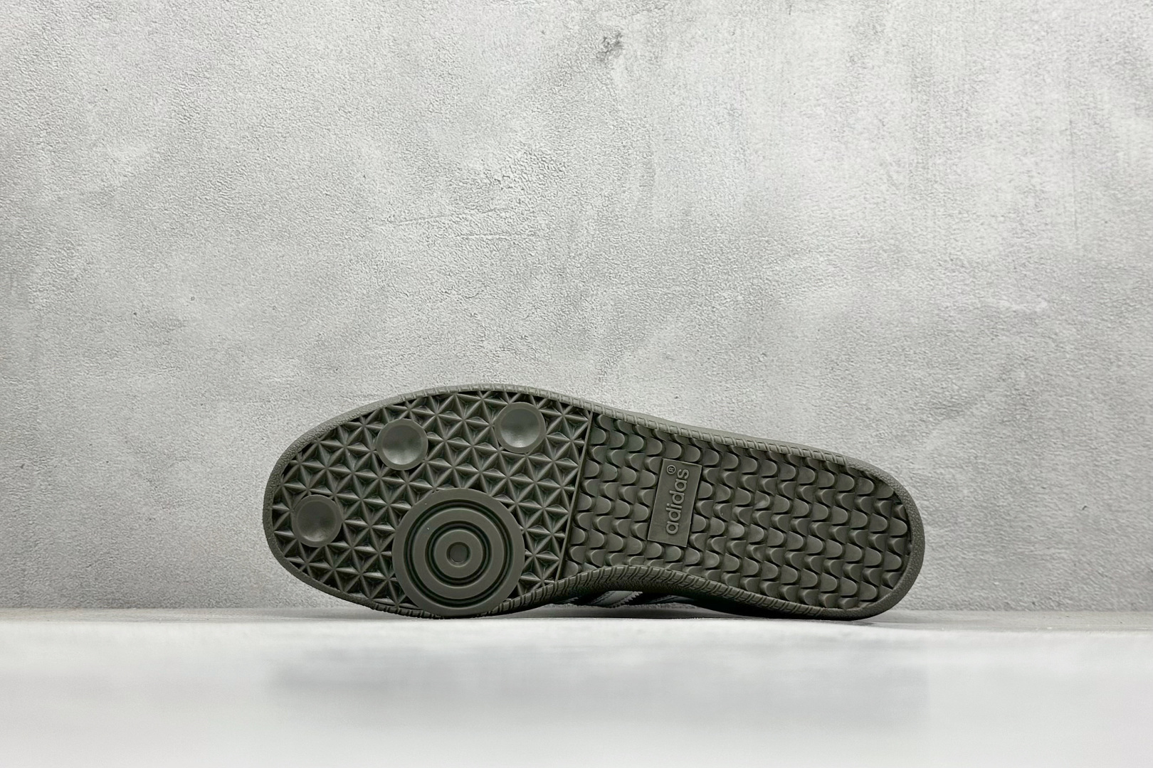 图片[4]-YH长青福利  AD Original Samba OG 复古经典轻便板鞋 带有装饰的超锁缝制和无缝的手感 柔软、柔软的皮革造型和标志性的3条纹完成了精致的外观 正规合身鞋带 鞋面上有绒面鞋垫 橡胶鞋底 享受正畸套筒软感 自50年代首次亮相以来就一直在赢得粉丝的青睐！ 货号：IG1968-选品中心