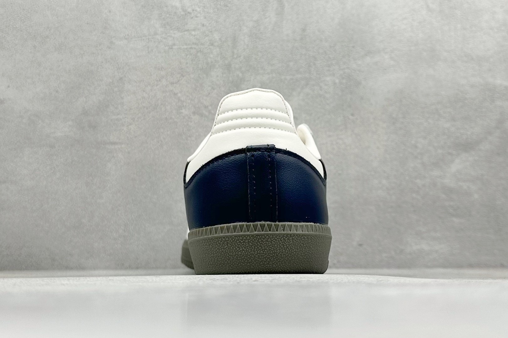 图片[6]-YH长青福利  AD Original Samba OG 复古经典轻便板鞋 带有装饰的超锁缝制和无缝的手感 柔软、柔软的皮革造型和标志性的3条纹完成了精致的外观 正规合身鞋带 鞋面上有绒面鞋垫 橡胶鞋底 享受正畸套筒软感 自50年代首次亮相以来就一直在赢得粉丝的青睐！ 货号：IG1968-选品中心