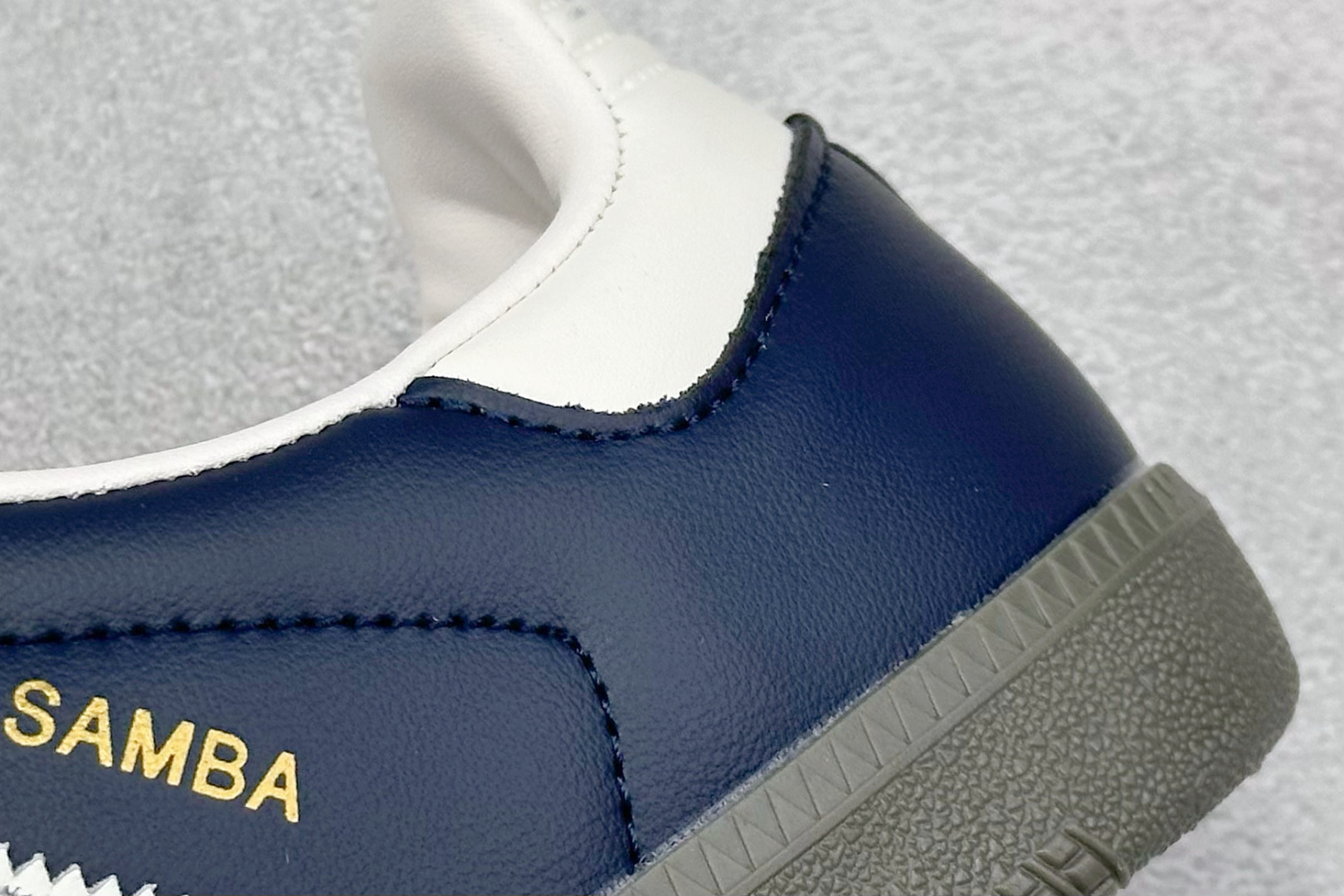 图片[9]-YH长青福利  AD Original Samba OG 复古经典轻便板鞋 带有装饰的超锁缝制和无缝的手感 柔软、柔软的皮革造型和标志性的3条纹完成了精致的外观 正规合身鞋带 鞋面上有绒面鞋垫 橡胶鞋底 享受正畸套筒软感 自50年代首次亮相以来就一直在赢得粉丝的青睐！ 货号：IG1968-选品中心
