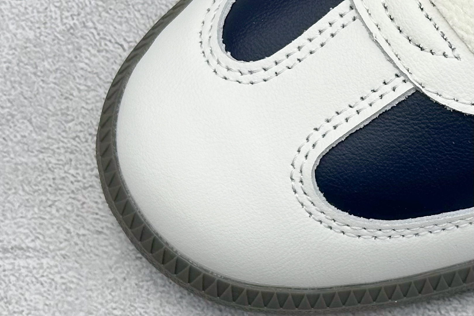 图片[7]-YH长青福利  AD Original Samba OG 复古经典轻便板鞋 带有装饰的超锁缝制和无缝的手感 柔软、柔软的皮革造型和标志性的3条纹完成了精致的外观 正规合身鞋带 鞋面上有绒面鞋垫 橡胶鞋底 享受正畸套筒软感 自50年代首次亮相以来就一直在赢得粉丝的青睐！ 货号：IG1968-选品中心