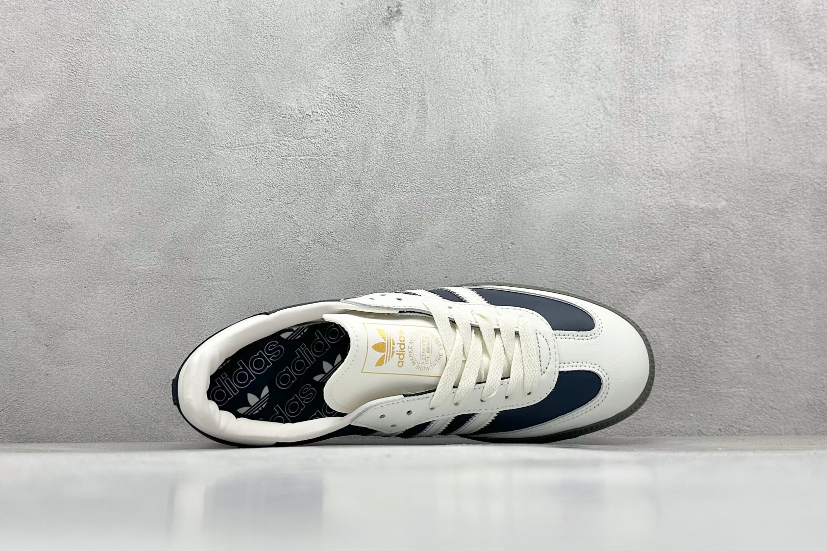 图片[3]-YH长青福利  AD Original Samba OG 复古经典轻便板鞋 带有装饰的超锁缝制和无缝的手感 柔软、柔软的皮革造型和标志性的3条纹完成了精致的外观 正规合身鞋带 鞋面上有绒面鞋垫 橡胶鞋底 享受正畸套筒软感 自50年代首次亮相以来就一直在赢得粉丝的青睐！ 货号：IG1968-选品中心