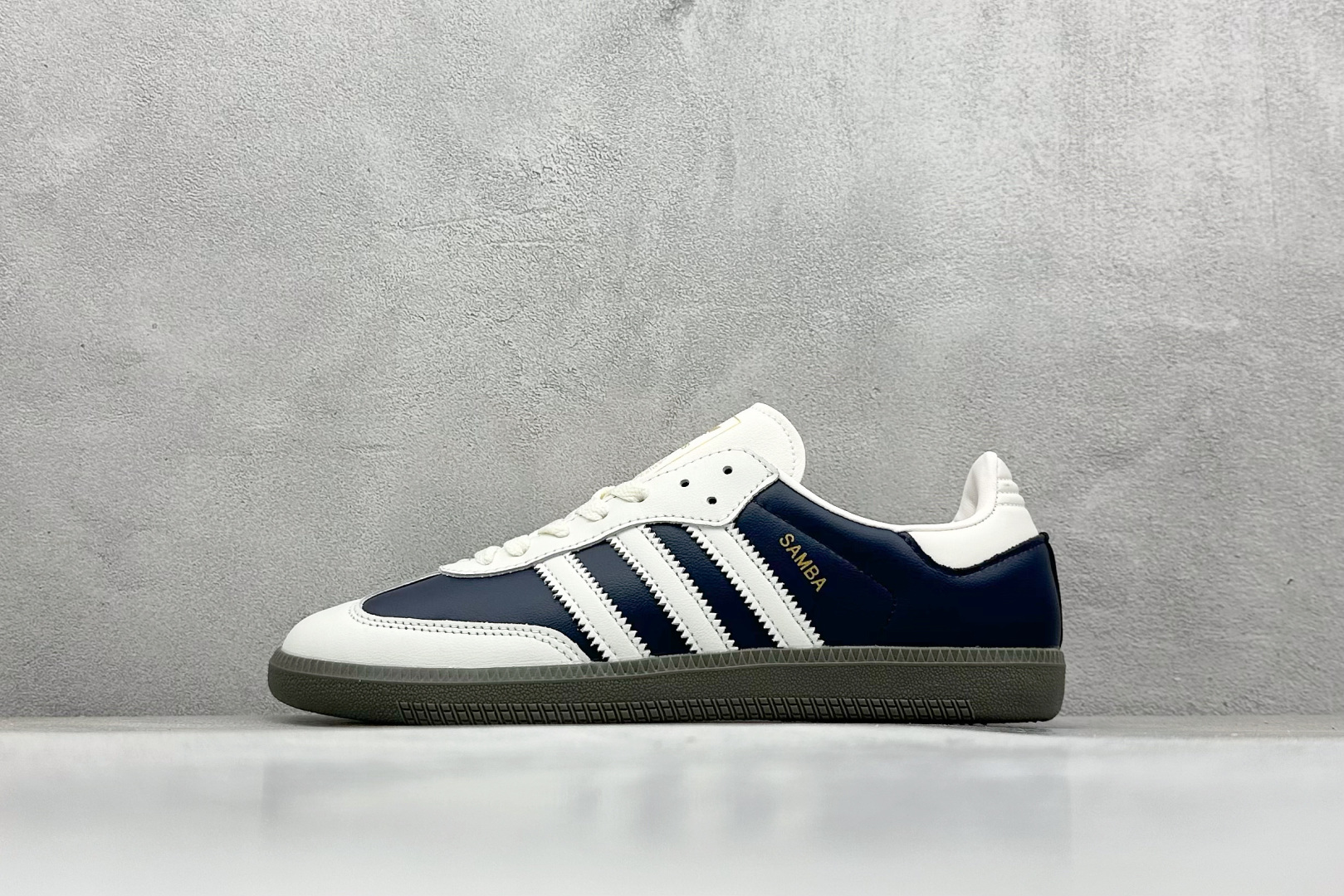 YH长青福利  AD Original Samba OG 复古经典轻便板鞋 带有装饰的超锁缝制和无缝的手感 柔软、柔软的皮革造型和标志性的3条纹完成了精致的外观 正规合身鞋带 鞋面上有绒面鞋垫 橡胶鞋底 享受正畸套筒软感 自50年代首次亮相以来就一直在赢得粉丝的青睐！ 货号：IG1968-选品中心