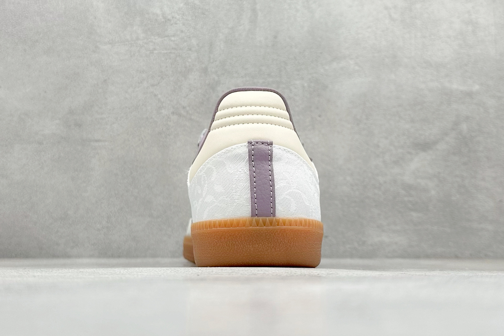 图片[6]-YH长青福利  AD Original Samba OG 复古经典轻便板鞋 带有装饰的超锁缝制和无缝的手感 柔软、柔软的皮革造型和标志性的3条纹完成了精致的外观 正规合身鞋带 鞋面上有绒面鞋垫 橡胶鞋底 享受正畸套筒软感 自50年代首次亮相以来就一直在赢得粉丝的青睐！ 货号：IE1417-选品中心