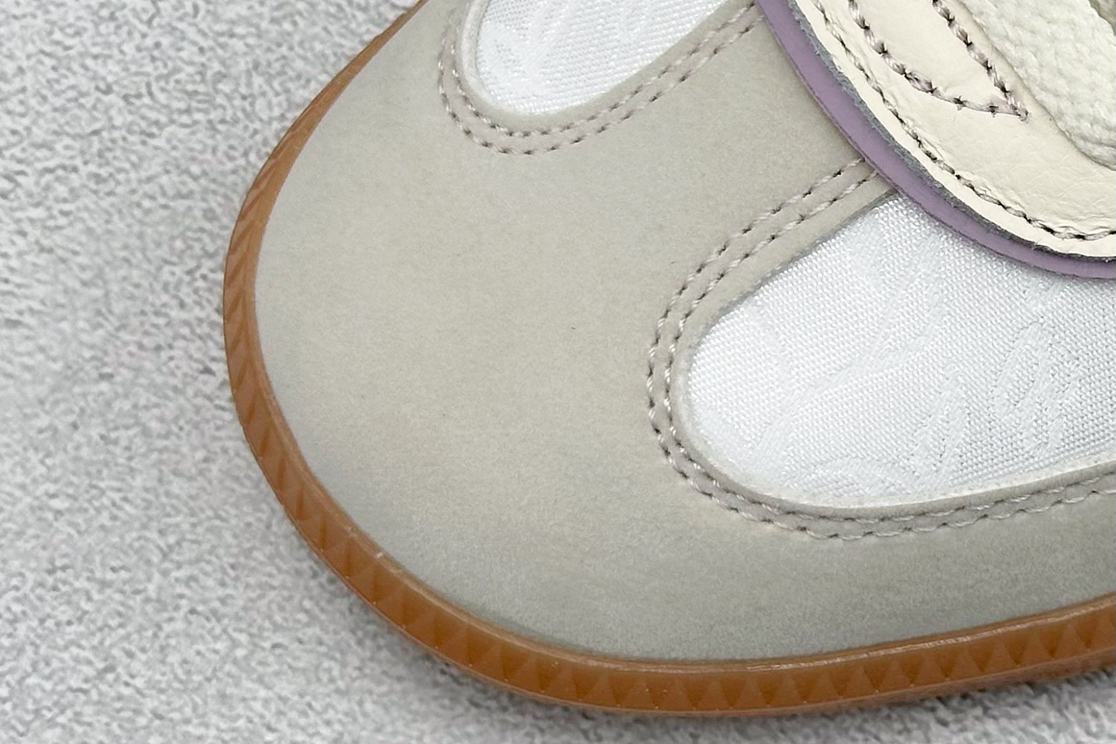 图片[7]-YH长青福利  AD Original Samba OG 复古经典轻便板鞋 带有装饰的超锁缝制和无缝的手感 柔软、柔软的皮革造型和标志性的3条纹完成了精致的外观 正规合身鞋带 鞋面上有绒面鞋垫 橡胶鞋底 享受正畸套筒软感 自50年代首次亮相以来就一直在赢得粉丝的青睐！ 货号：IE1417-选品中心