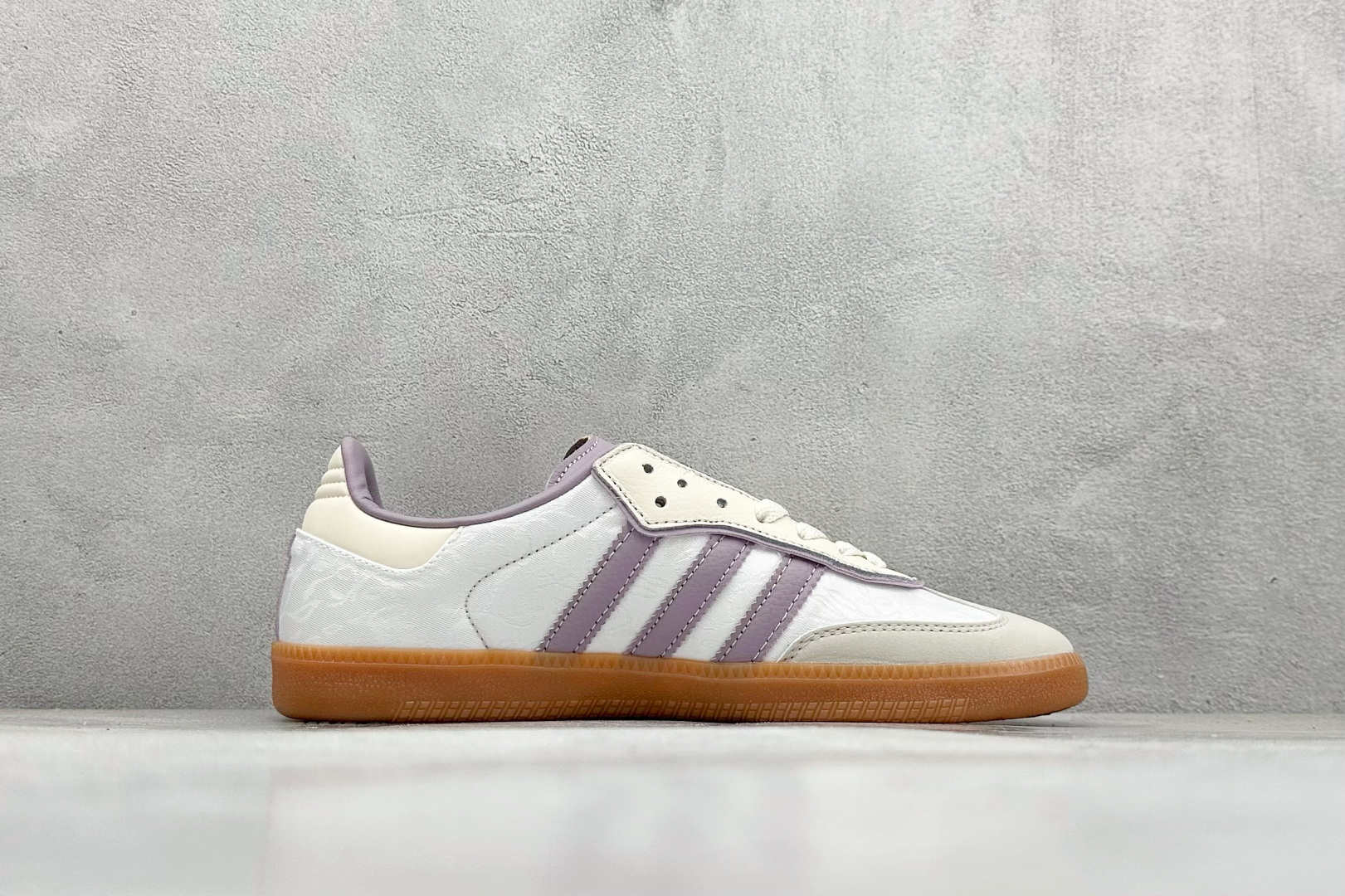 图片[2]-YH长青福利  AD Original Samba OG 复古经典轻便板鞋 带有装饰的超锁缝制和无缝的手感 柔软、柔软的皮革造型和标志性的3条纹完成了精致的外观 正规合身鞋带 鞋面上有绒面鞋垫 橡胶鞋底 享受正畸套筒软感 自50年代首次亮相以来就一直在赢得粉丝的青睐！ 货号：IE1417-选品中心