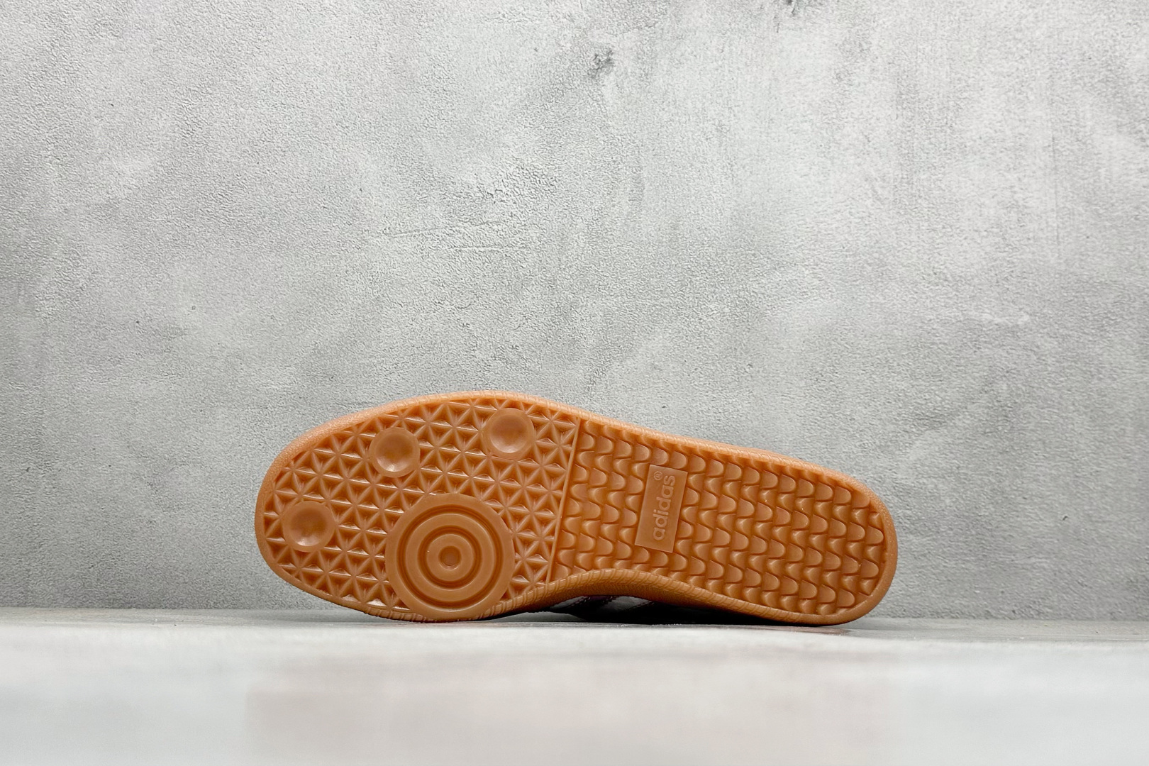 图片[4]-YH长青福利  AD Original Samba OG 复古经典轻便板鞋 带有装饰的超锁缝制和无缝的手感 柔软、柔软的皮革造型和标志性的3条纹完成了精致的外观 正规合身鞋带 鞋面上有绒面鞋垫 橡胶鞋底 享受正畸套筒软感 自50年代首次亮相以来就一直在赢得粉丝的青睐！ 货号：IE1417-选品中心