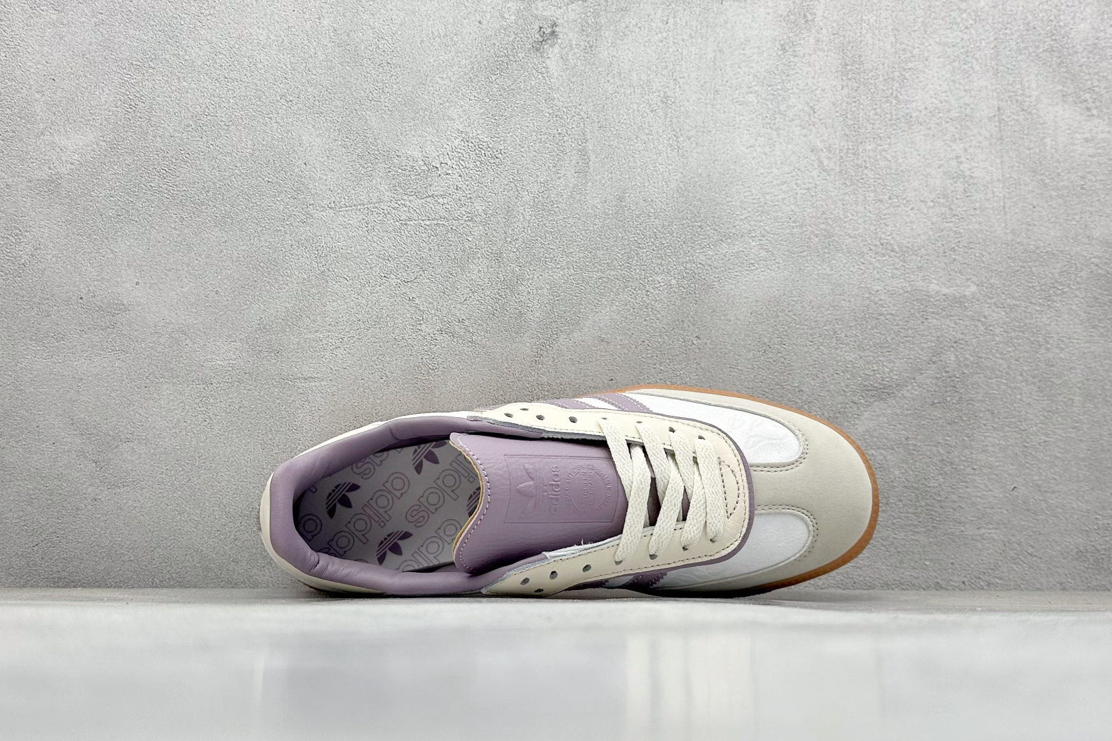 图片[3]-YH长青福利  AD Original Samba OG 复古经典轻便板鞋 带有装饰的超锁缝制和无缝的手感 柔软、柔软的皮革造型和标志性的3条纹完成了精致的外观 正规合身鞋带 鞋面上有绒面鞋垫 橡胶鞋底 享受正畸套筒软感 自50年代首次亮相以来就一直在赢得粉丝的青睐！ 货号：IE1417-选品中心