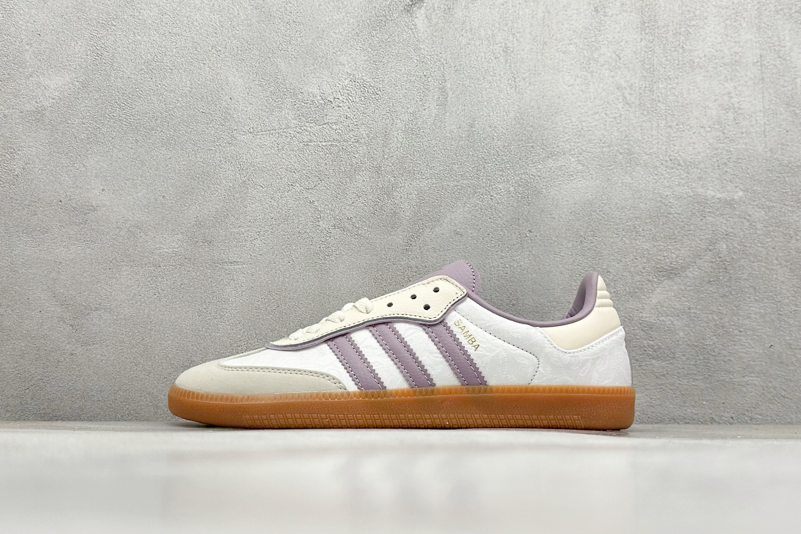 YH长青福利  AD Original Samba OG 复古经典轻便板鞋 带有装饰的超锁缝制和无缝的手感 柔软、柔软的皮革造型和标志性的3条纹完成了精致的外观 正规合身鞋带 鞋面上有绒面鞋垫 橡胶鞋底 享受正畸套筒软感 自50年代首次亮相以来就一直在赢得粉丝的青睐！ 货号：IE1417-选品中心