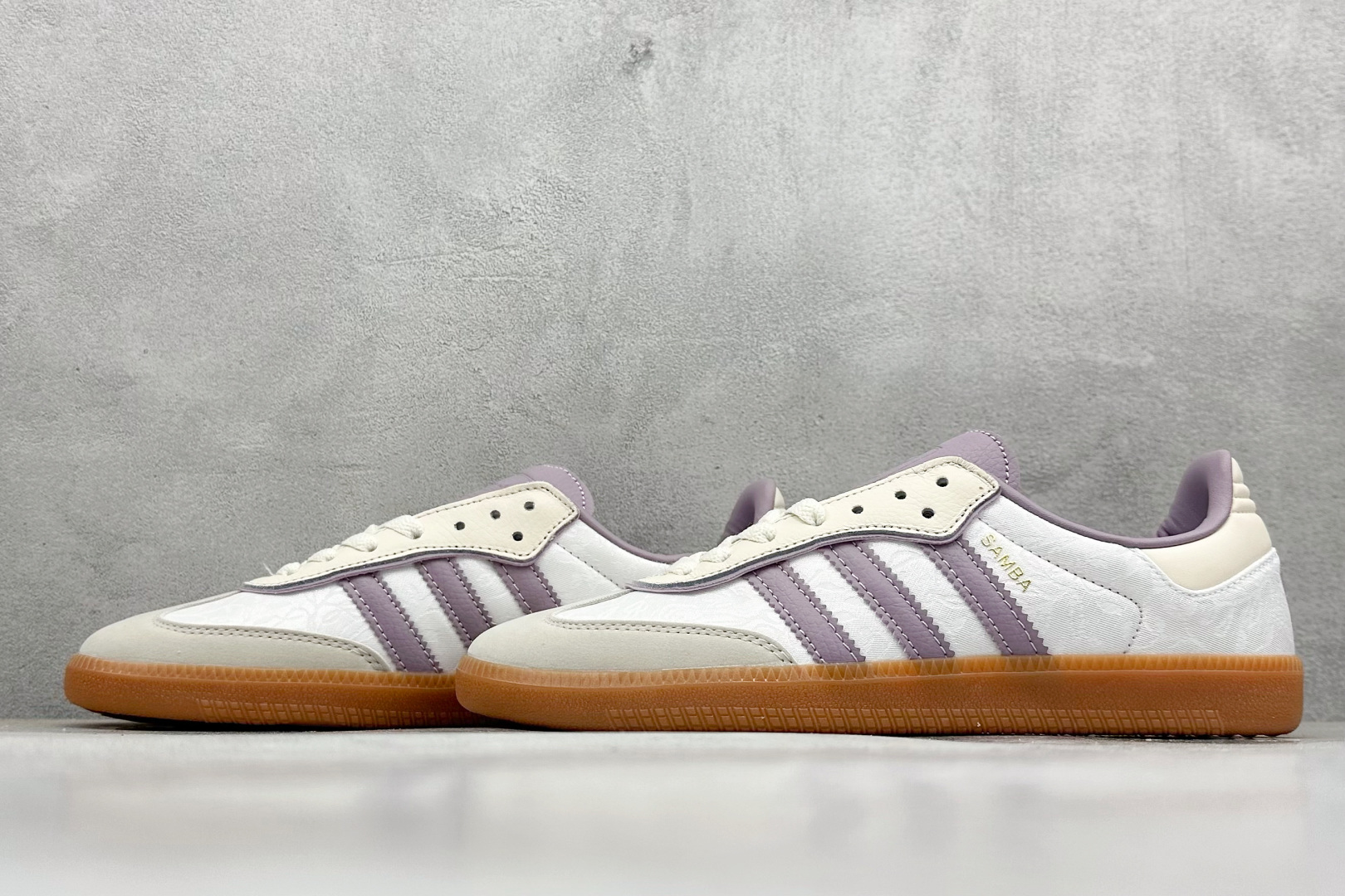 图片[5]-YH长青福利  AD Original Samba OG 复古经典轻便板鞋 带有装饰的超锁缝制和无缝的手感 柔软、柔软的皮革造型和标志性的3条纹完成了精致的外观 正规合身鞋带 鞋面上有绒面鞋垫 橡胶鞋底 享受正畸套筒软感 自50年代首次亮相以来就一直在赢得粉丝的青睐！ 货号：IE1417-选品中心
