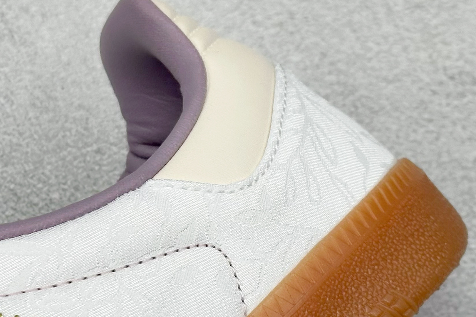 图片[9]-YH长青福利  AD Original Samba OG 复古经典轻便板鞋 带有装饰的超锁缝制和无缝的手感 柔软、柔软的皮革造型和标志性的3条纹完成了精致的外观 正规合身鞋带 鞋面上有绒面鞋垫 橡胶鞋底 享受正畸套筒软感 自50年代首次亮相以来就一直在赢得粉丝的青睐！ 货号：IE1417-选品中心