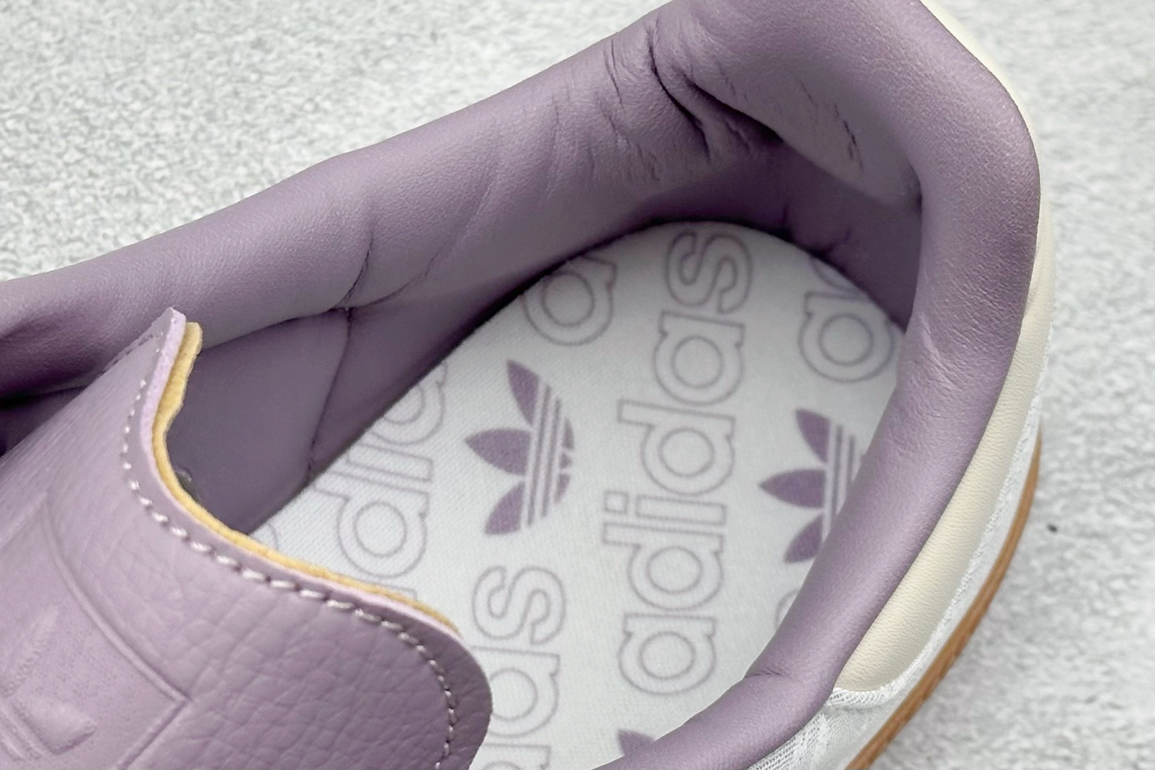 图片[8]-YH长青福利  AD Original Samba OG 复古经典轻便板鞋 带有装饰的超锁缝制和无缝的手感 柔软、柔软的皮革造型和标志性的3条纹完成了精致的外观 正规合身鞋带 鞋面上有绒面鞋垫 橡胶鞋底 享受正畸套筒软感 自50年代首次亮相以来就一直在赢得粉丝的青睐！ 货号：IE1417-选品中心