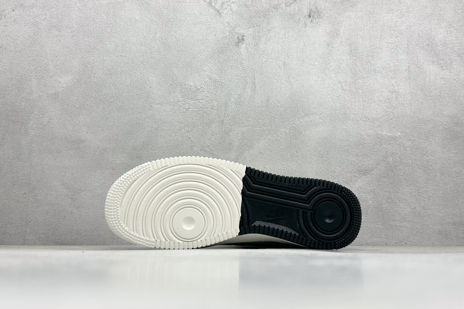 240 Nike Air Force 1 Low 07 x Balenciaga 白黑绑带小钩  AM1588-019