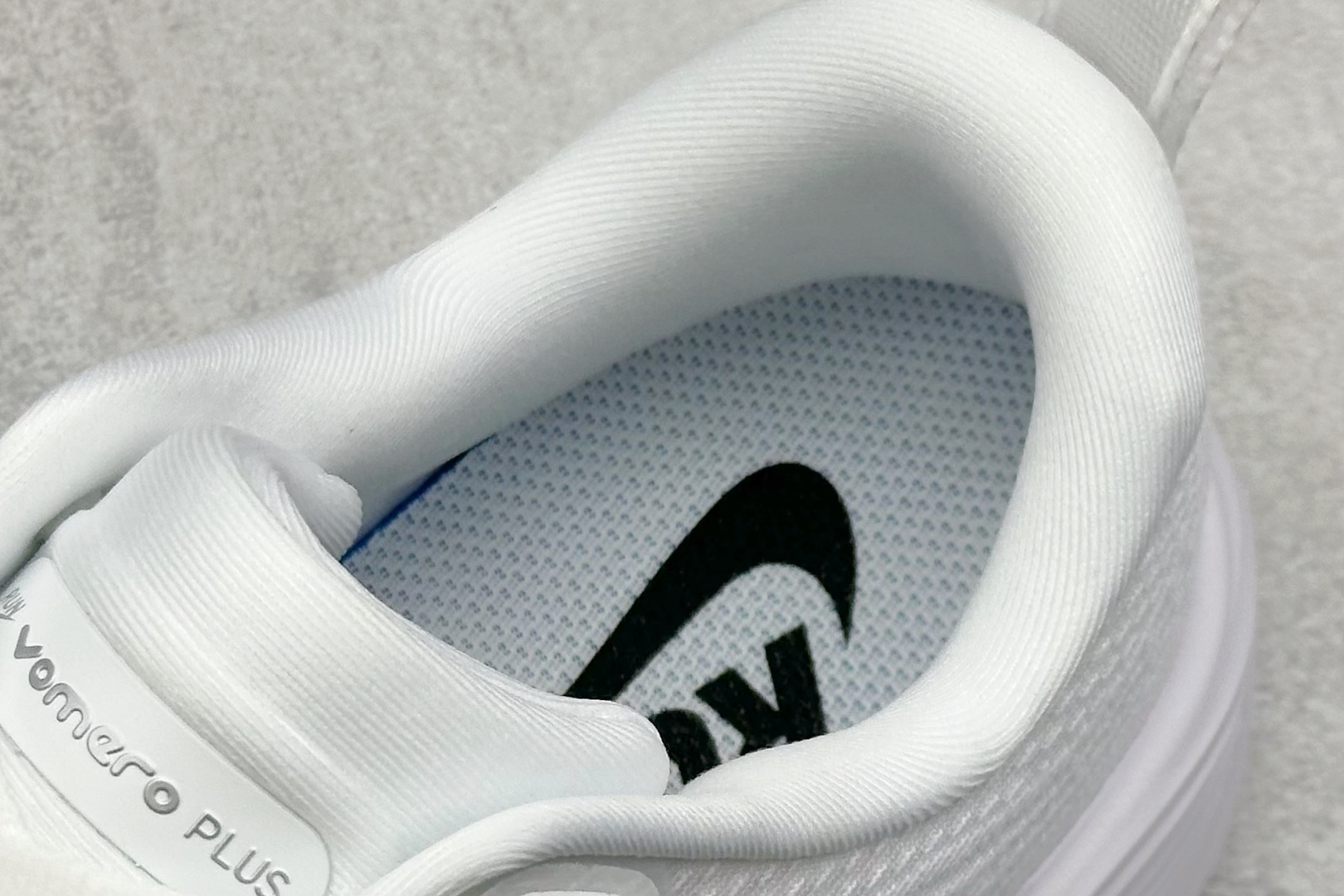 210 Nike VOMERO PLUS 轻盈跑鞋 版本 舒适百搭防滑耐磨 低帮 休闲跑步鞋 HV8150-102