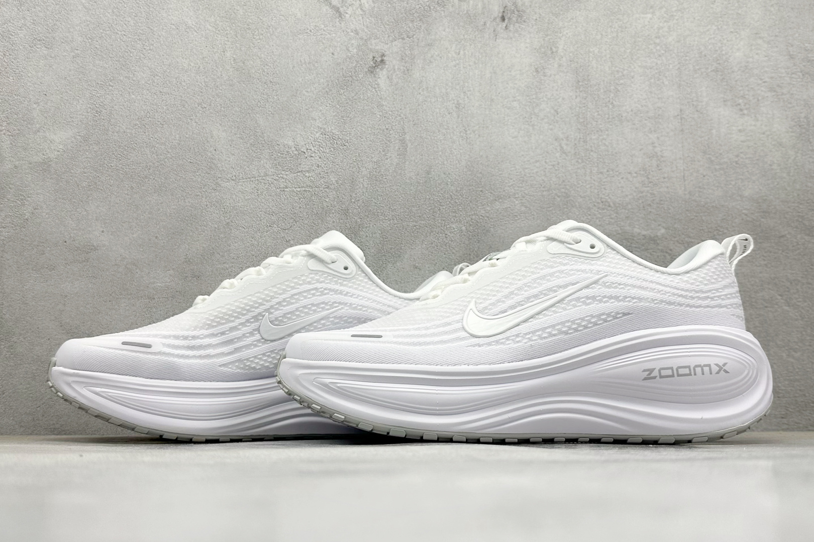 210 Nike VOMERO PLUS 轻盈跑鞋 版本 舒适百搭防滑耐磨 低帮 休闲跑步鞋 HV8150-102