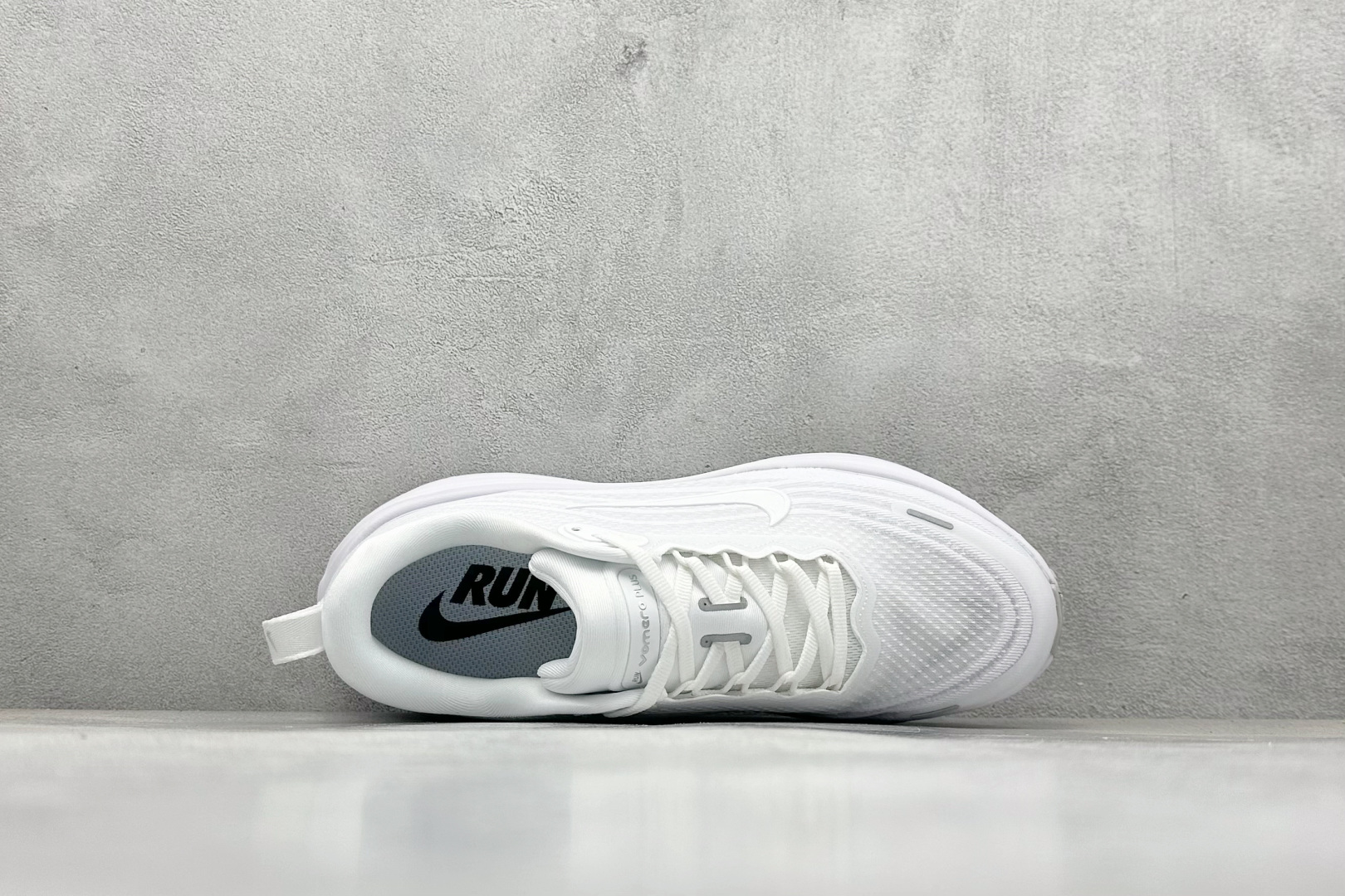 210 Nike VOMERO PLUS 轻盈跑鞋 版本 舒适百搭防滑耐磨 低帮 休闲跑步鞋 HV8150-102
