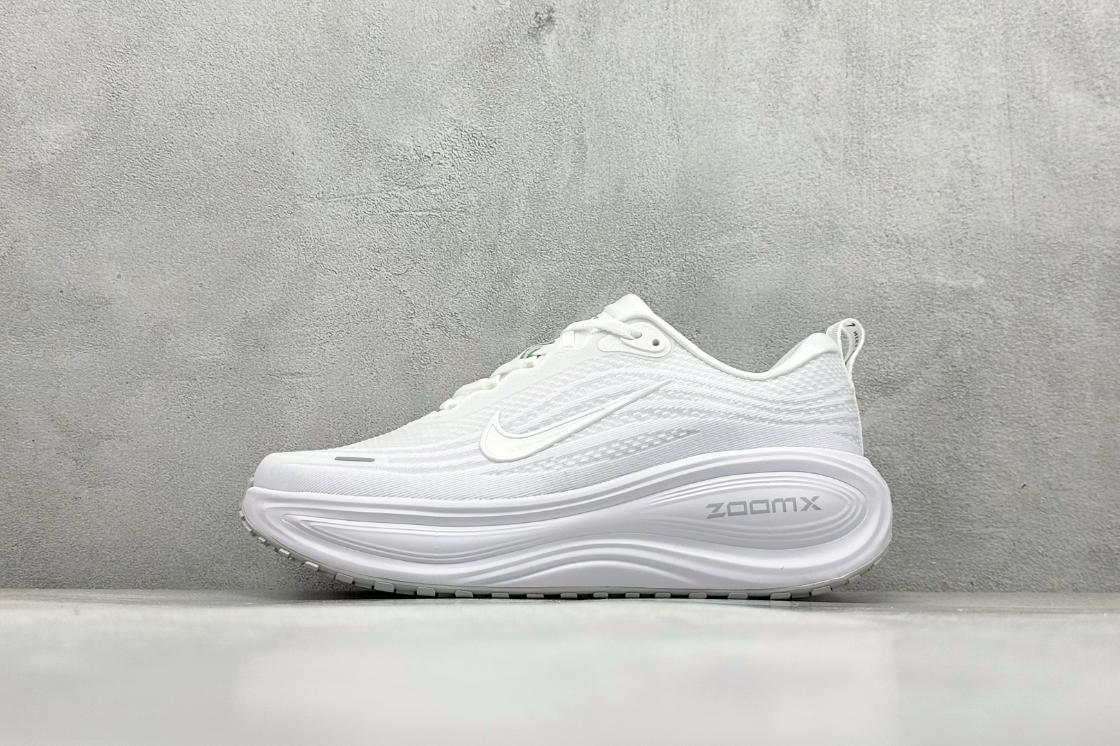 210 Nike VOMERO PLUS 轻盈跑鞋 版本 舒适百搭防滑耐磨 低帮 休闲跑步鞋 HV8150-102