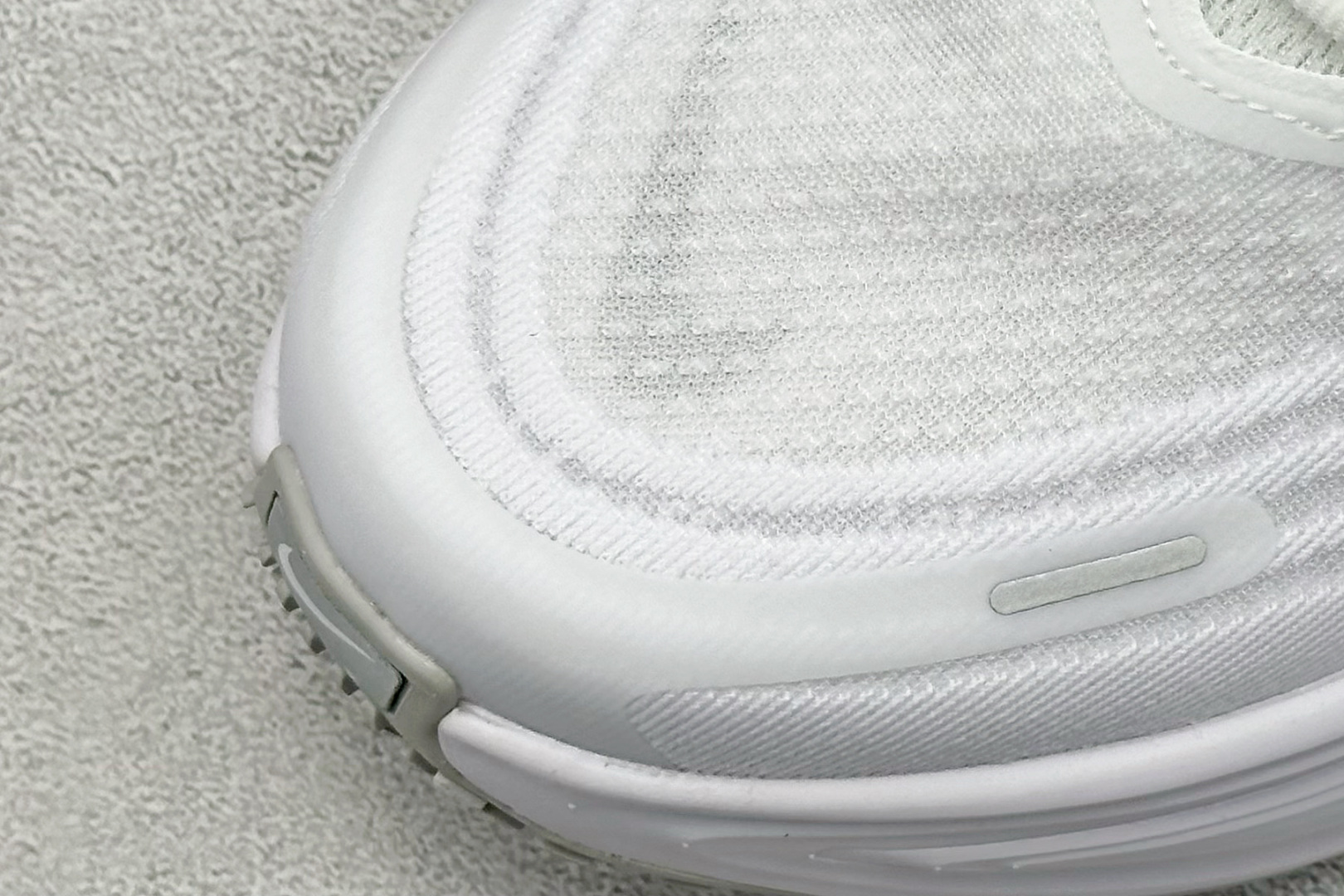 210 Nike VOMERO PLUS 轻盈跑鞋 版本 舒适百搭防滑耐磨 低帮 休闲跑步鞋 HV8150-102