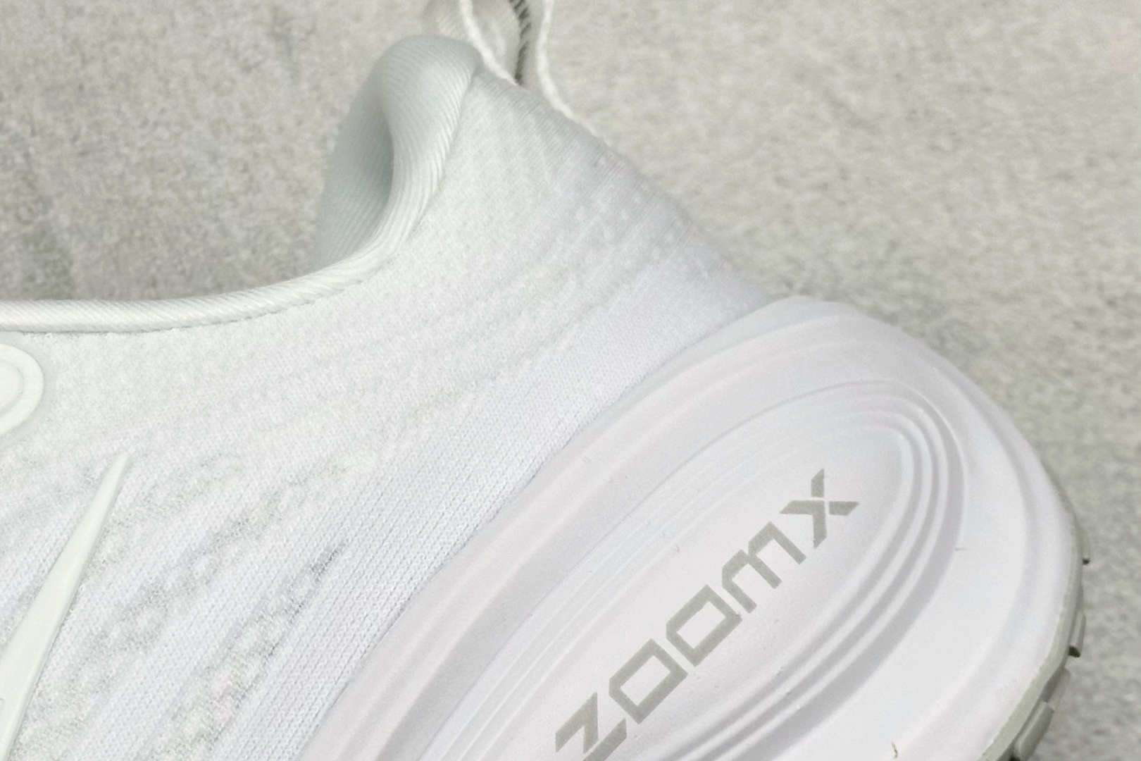 210 Nike VOMERO PLUS 轻盈跑鞋 版本 舒适百搭防滑耐磨 低帮 休闲跑步鞋 HV8150-102