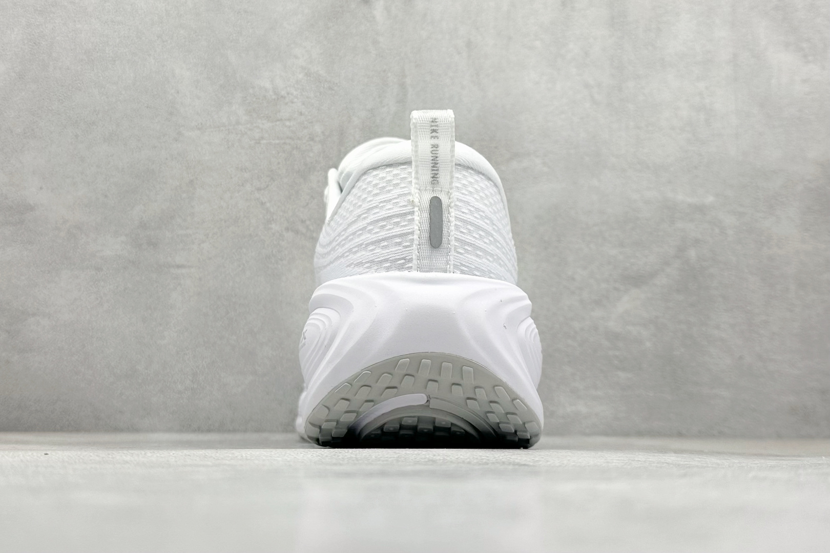210 Nike VOMERO PLUS 轻盈跑鞋 版本 舒适百搭防滑耐磨 低帮 休闲跑步鞋 HV8150-102