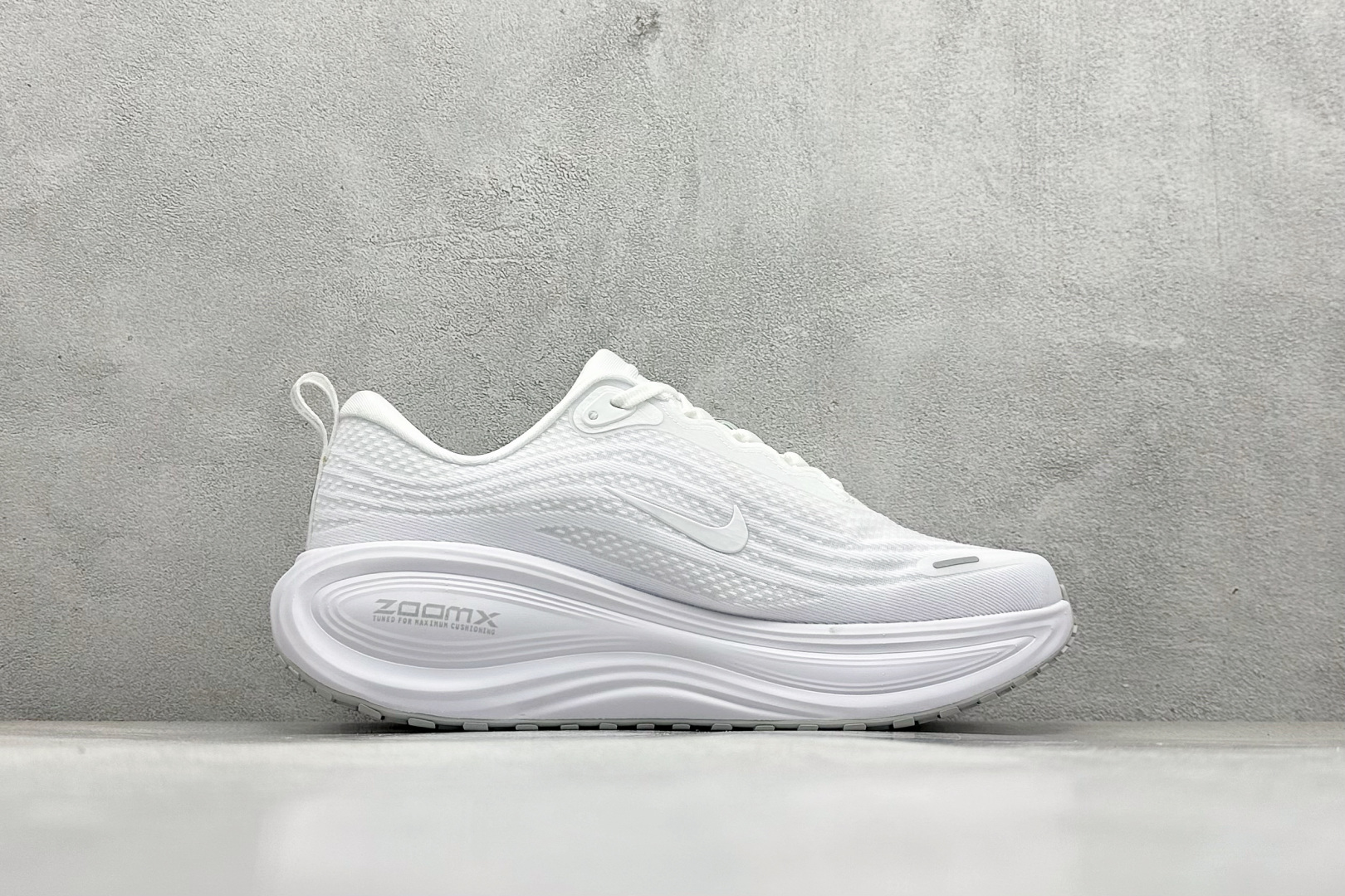 210 Nike VOMERO PLUS 轻盈跑鞋 版本 舒适百搭防滑耐磨 低帮 休闲跑步鞋 HV8150-102