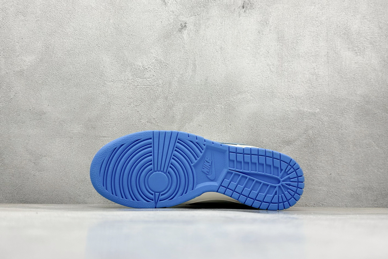 280 Nike SB Dunk Low“ LV联名——夏季冰蓝红” 周年高端定制 低帮休闲板鞋  SM6668-101