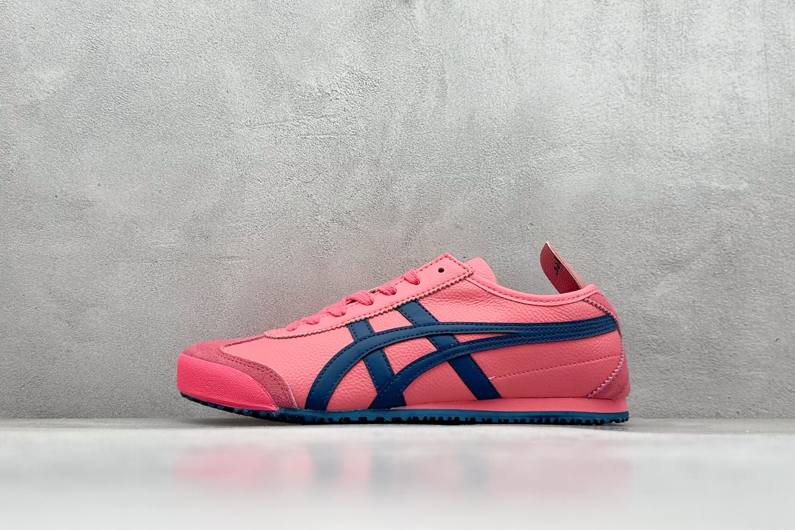 GS版 Asics 鬼冢虎 Mexico 66 休闲低帮板鞋 印尼厂Oem原单材料 除成型在PT外 其余全部客供材料 淘宝B级代购店铺内供 四联官方吊牌 乳胶组合鞋垫、羊皮纸质中底 不用宰手买专柜 这里满足你 货号：1183B771-700 尺码：36-45-选品中心