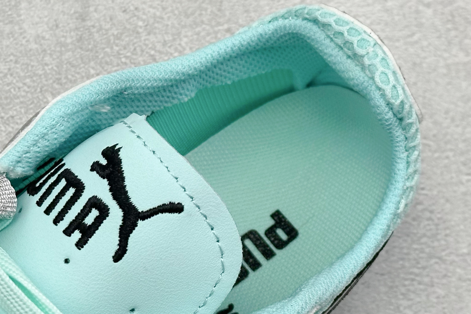 图片[8]-XS版彪马Puma H-Street 低帮专业越野德训鞋 PUMA H-STREET的设计巧妙融合了经典与创新 透气网面鞋身是对复古运动美学的致敬 它不仅延续了PUMA一贯的运动基因 更保证了穿着时的舒适度与透气性 让双脚在夏日也能自由“呼吸” 经典的鞋型设计 带着岁月沉淀的韵味 货号： 403692-04-选品中心