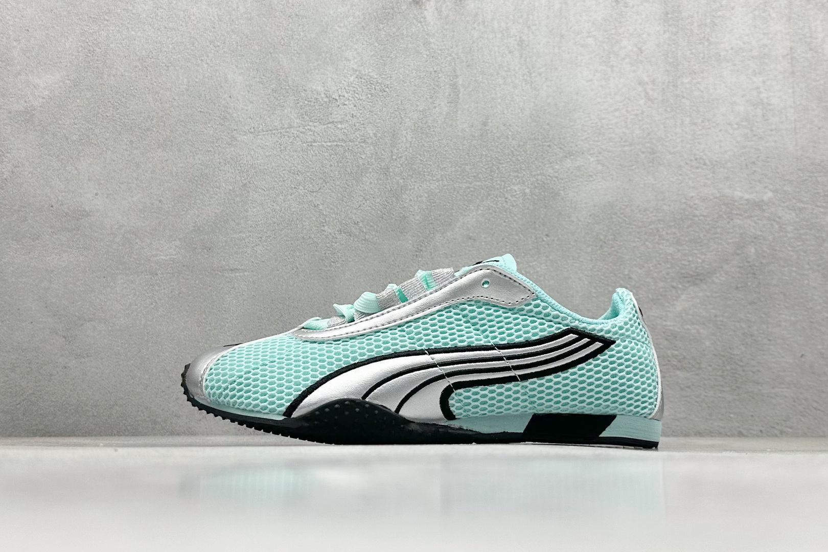 XS版彪马Puma H-Street 低帮专业越野德训鞋 PUMA H-STREET的设计巧妙融合了经典与创新 透气网面鞋身是对复古运动美学的致敬 它不仅延续了PUMA一贯的运动基因 更保证了穿着时的舒适度与透气性 让双脚在夏日也能自由“呼吸” 经典的鞋型设计 带着岁月沉淀的韵味 货号： 403692-04-选品中心