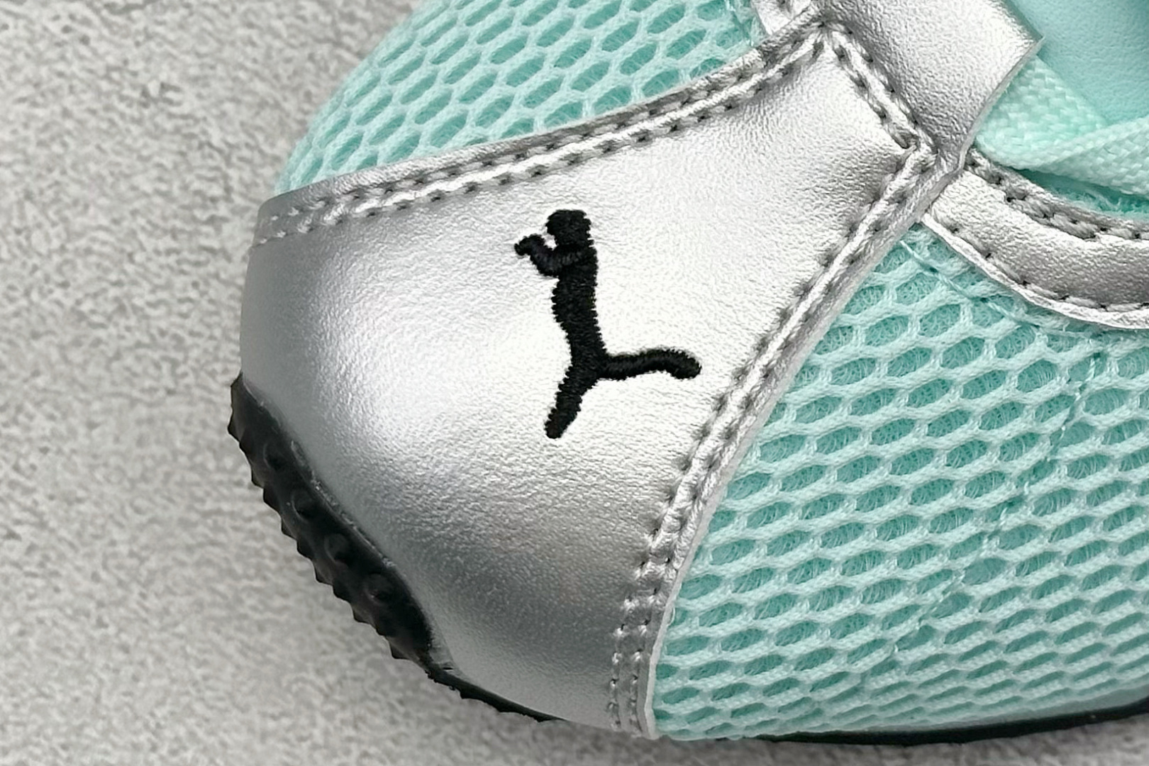 图片[7]-XS版彪马Puma H-Street 低帮专业越野德训鞋 PUMA H-STREET的设计巧妙融合了经典与创新 透气网面鞋身是对复古运动美学的致敬 它不仅延续了PUMA一贯的运动基因 更保证了穿着时的舒适度与透气性 让双脚在夏日也能自由“呼吸” 经典的鞋型设计 带着岁月沉淀的韵味 货号： 403692-04-选品中心