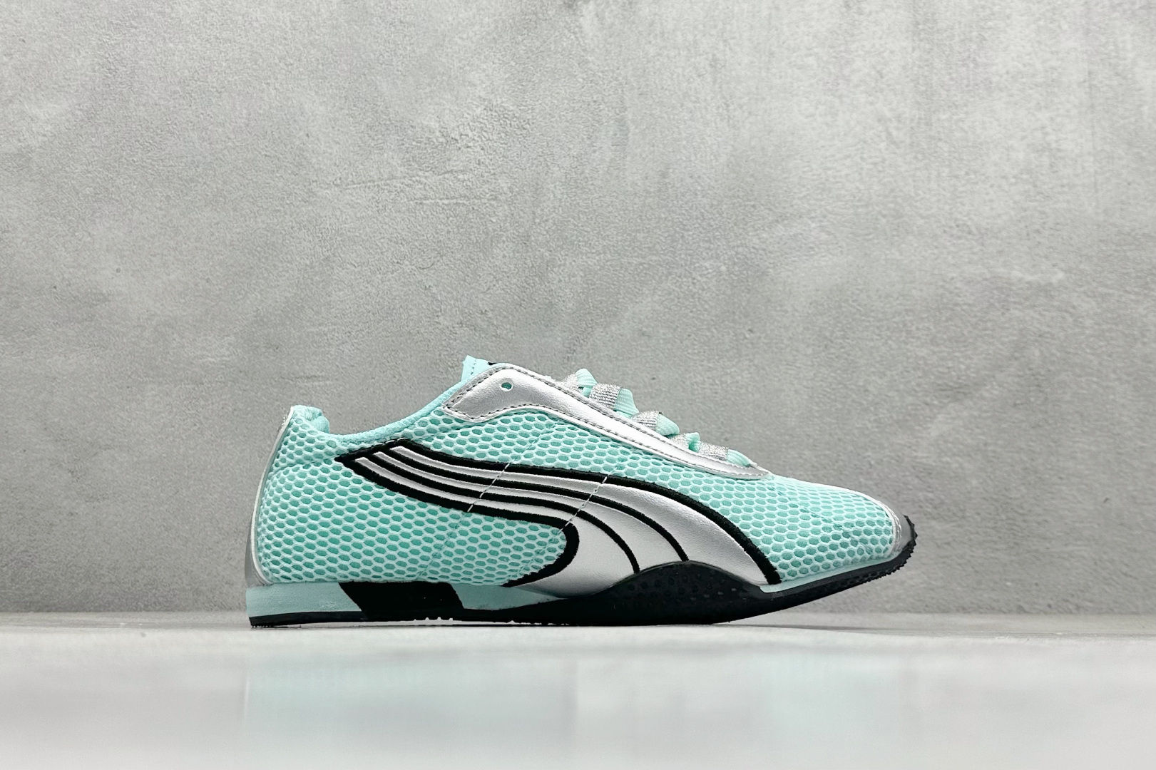 图片[2]-XS版彪马Puma H-Street 低帮专业越野德训鞋 PUMA H-STREET的设计巧妙融合了经典与创新 透气网面鞋身是对复古运动美学的致敬 它不仅延续了PUMA一贯的运动基因 更保证了穿着时的舒适度与透气性 让双脚在夏日也能自由“呼吸” 经典的鞋型设计 带着岁月沉淀的韵味 货号： 403692-04-选品中心