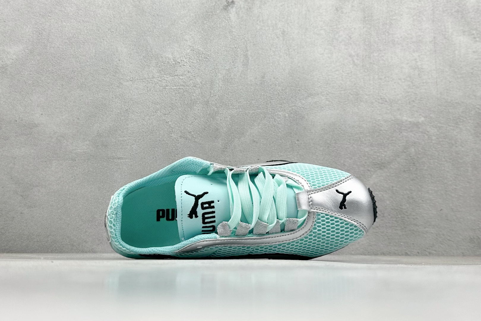 图片[3]-XS版彪马Puma H-Street 低帮专业越野德训鞋 PUMA H-STREET的设计巧妙融合了经典与创新 透气网面鞋身是对复古运动美学的致敬 它不仅延续了PUMA一贯的运动基因 更保证了穿着时的舒适度与透气性 让双脚在夏日也能自由“呼吸” 经典的鞋型设计 带着岁月沉淀的韵味 货号： 403692-04-选品中心