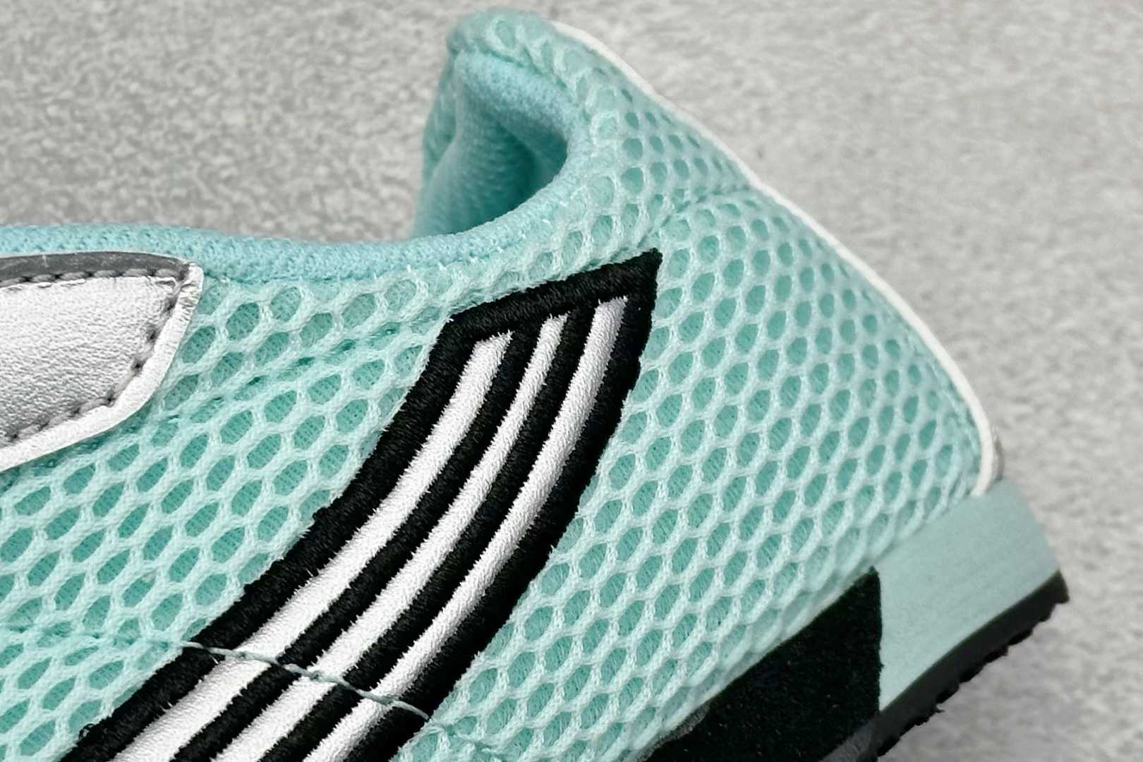 图片[9]-XS版彪马Puma H-Street 低帮专业越野德训鞋 PUMA H-STREET的设计巧妙融合了经典与创新 透气网面鞋身是对复古运动美学的致敬 它不仅延续了PUMA一贯的运动基因 更保证了穿着时的舒适度与透气性 让双脚在夏日也能自由“呼吸” 经典的鞋型设计 带着岁月沉淀的韵味 货号： 403692-04-选品中心