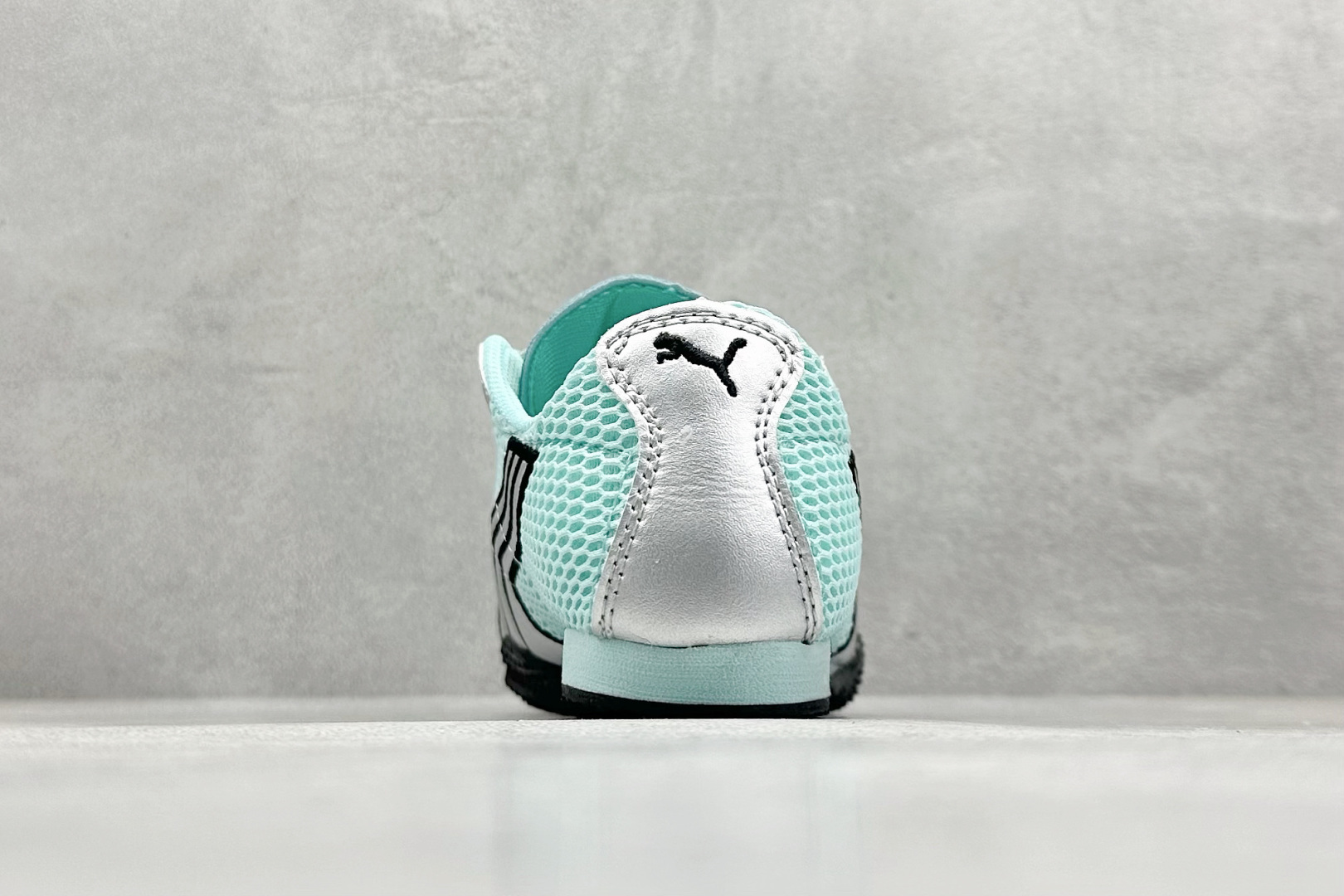 图片[6]-XS版彪马Puma H-Street 低帮专业越野德训鞋 PUMA H-STREET的设计巧妙融合了经典与创新 透气网面鞋身是对复古运动美学的致敬 它不仅延续了PUMA一贯的运动基因 更保证了穿着时的舒适度与透气性 让双脚在夏日也能自由“呼吸” 经典的鞋型设计 带着岁月沉淀的韵味 货号： 403692-04-选品中心