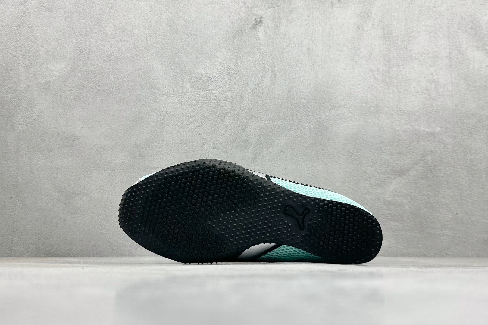 图片[4]-XS版彪马Puma H-Street 低帮专业越野德训鞋 PUMA H-STREET的设计巧妙融合了经典与创新 透气网面鞋身是对复古运动美学的致敬 它不仅延续了PUMA一贯的运动基因 更保证了穿着时的舒适度与透气性 让双脚在夏日也能自由“呼吸” 经典的鞋型设计 带着岁月沉淀的韵味 货号： 403692-04-选品中心