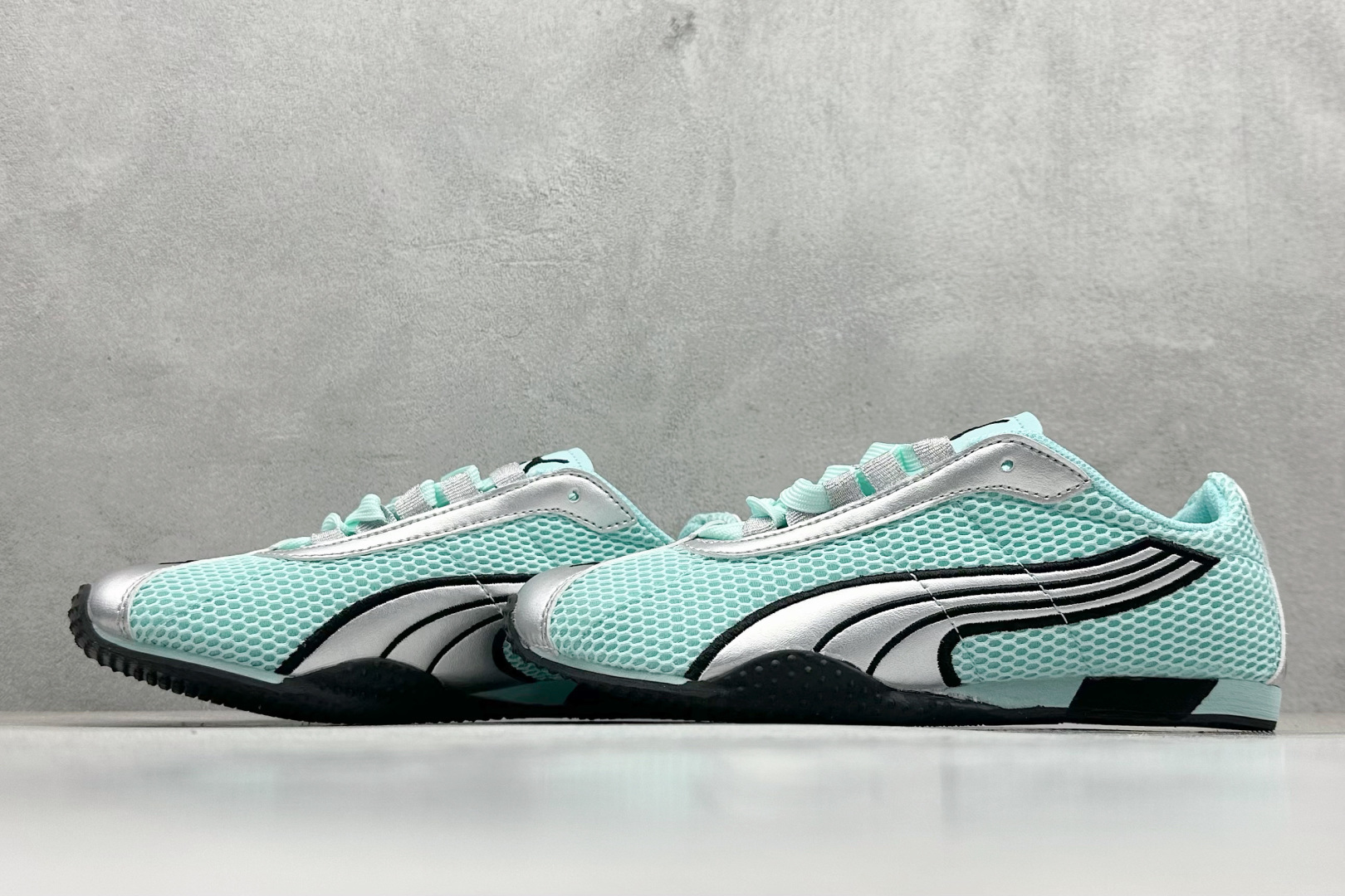 图片[5]-XS版彪马Puma H-Street 低帮专业越野德训鞋 PUMA H-STREET的设计巧妙融合了经典与创新 透气网面鞋身是对复古运动美学的致敬 它不仅延续了PUMA一贯的运动基因 更保证了穿着时的舒适度与透气性 让双脚在夏日也能自由“呼吸” 经典的鞋型设计 带着岁月沉淀的韵味 货号： 403692-04-选品中心