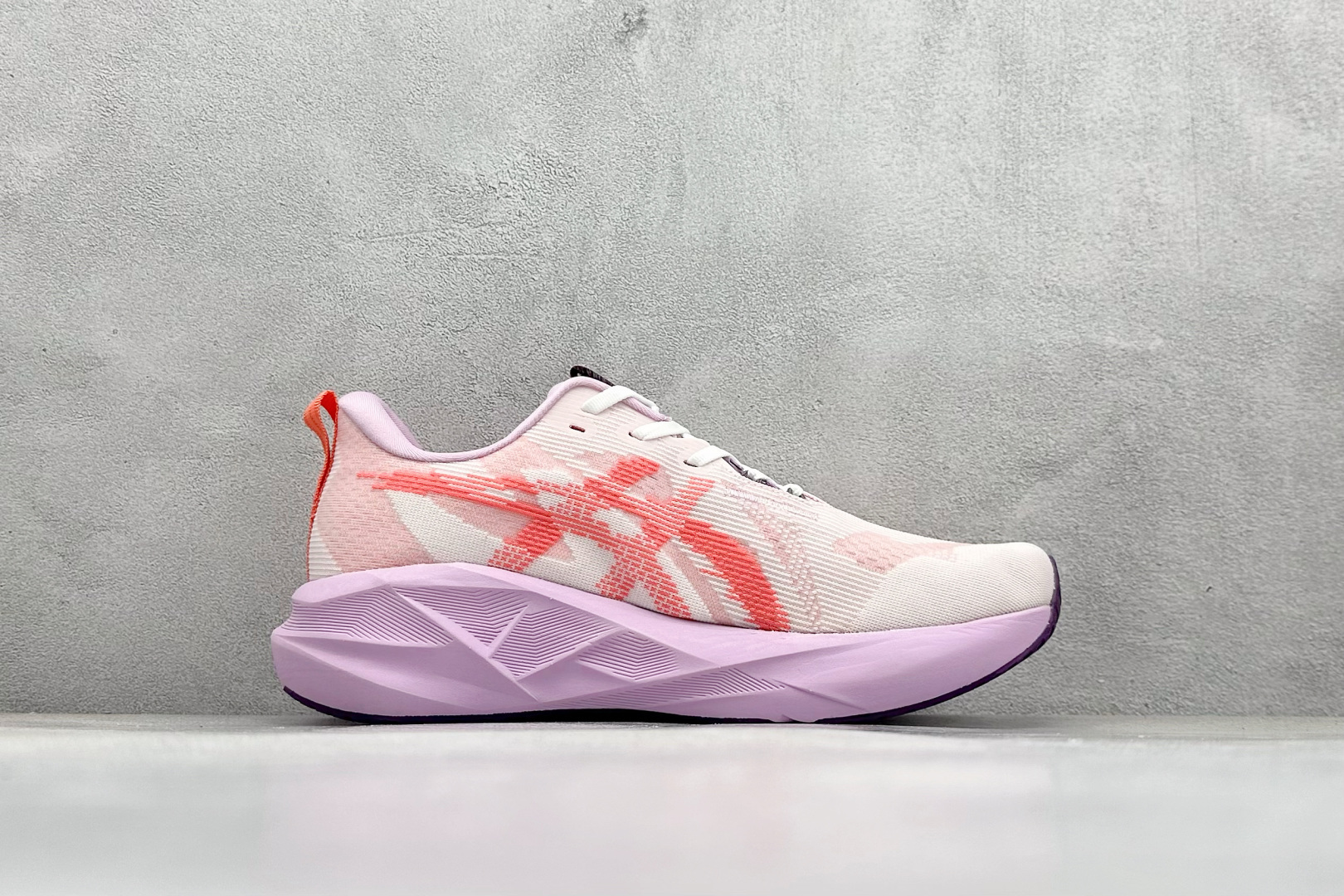 图片[2]-FS版Asics Novablast 5 低帮轻量透气缓震休闲运动跑步鞋 采用单丝纤维网布鞋面材质 鞋口圈柔软反绒皮材料 全新EVA与OBC混合发泡中底 外置防滑耐磨大底片 货号： 1012B765-101 尺码：36 36.5 37.5 38 38.5 39 40 40.5 41 42 42.5 43 44 45-选品中心