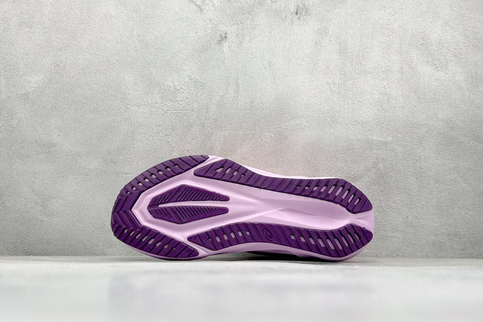 图片[4]-FS版Asics Novablast 5 低帮轻量透气缓震休闲运动跑步鞋 采用单丝纤维网布鞋面材质 鞋口圈柔软反绒皮材料 全新EVA与OBC混合发泡中底 外置防滑耐磨大底片 货号： 1012B765-101 尺码：36 36.5 37.5 38 38.5 39 40 40.5 41 42 42.5 43 44 45-选品中心