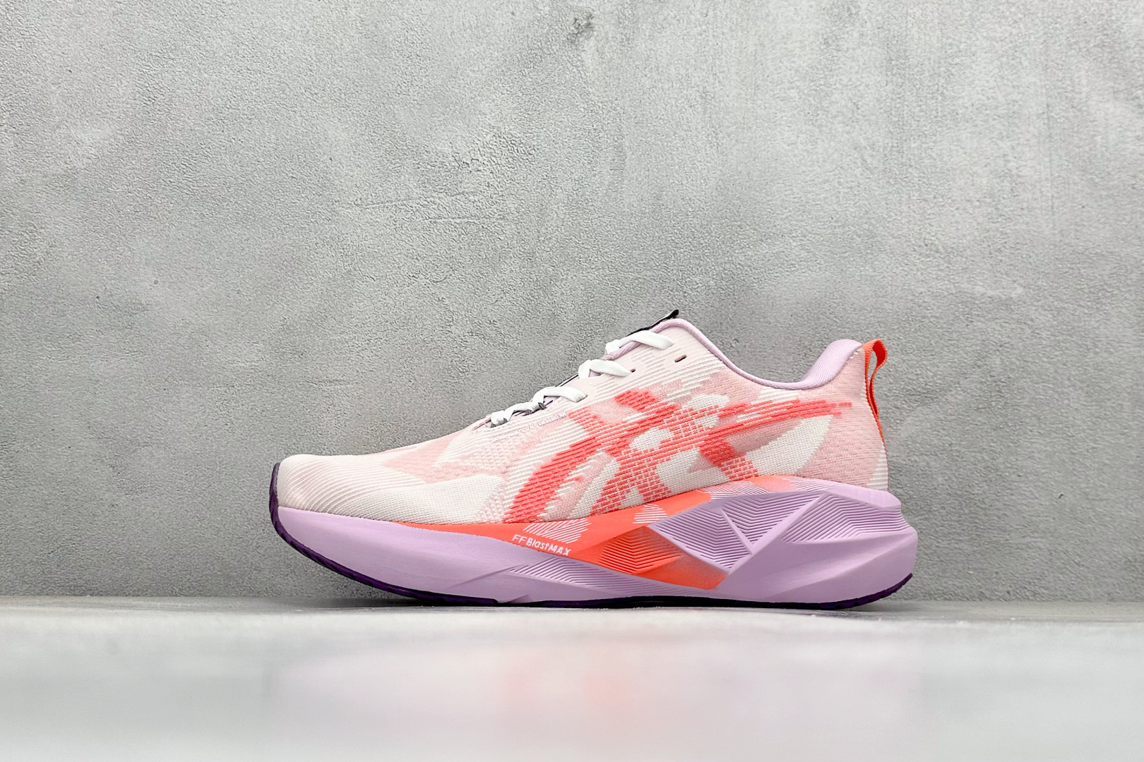 FS版Asics Novablast 5 低帮轻量透气缓震休闲运动跑步鞋 采用单丝纤维网布鞋面材质 鞋口圈柔软反绒皮材料 全新EVA与OBC混合发泡中底 外置防滑耐磨大底片 货号: 1012B765-101 尺码:36 36.5 37.5 38 38.5 39 40 40.5 41 42 42.5 43 44 45-选品中心