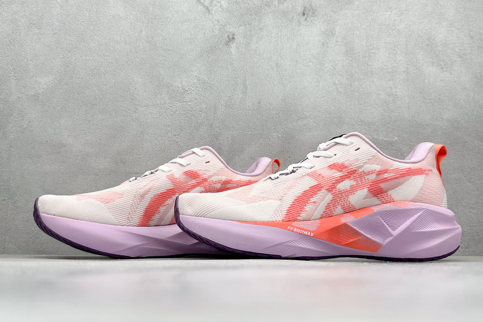 图片[5]-FS版Asics Novablast 5 低帮轻量透气缓震休闲运动跑步鞋 采用单丝纤维网布鞋面材质 鞋口圈柔软反绒皮材料 全新EVA与OBC混合发泡中底 外置防滑耐磨大底片 货号： 1012B765-101 尺码：36 36.5 37.5 38 38.5 39 40 40.5 41 42 42.5 43 44 45-选品中心