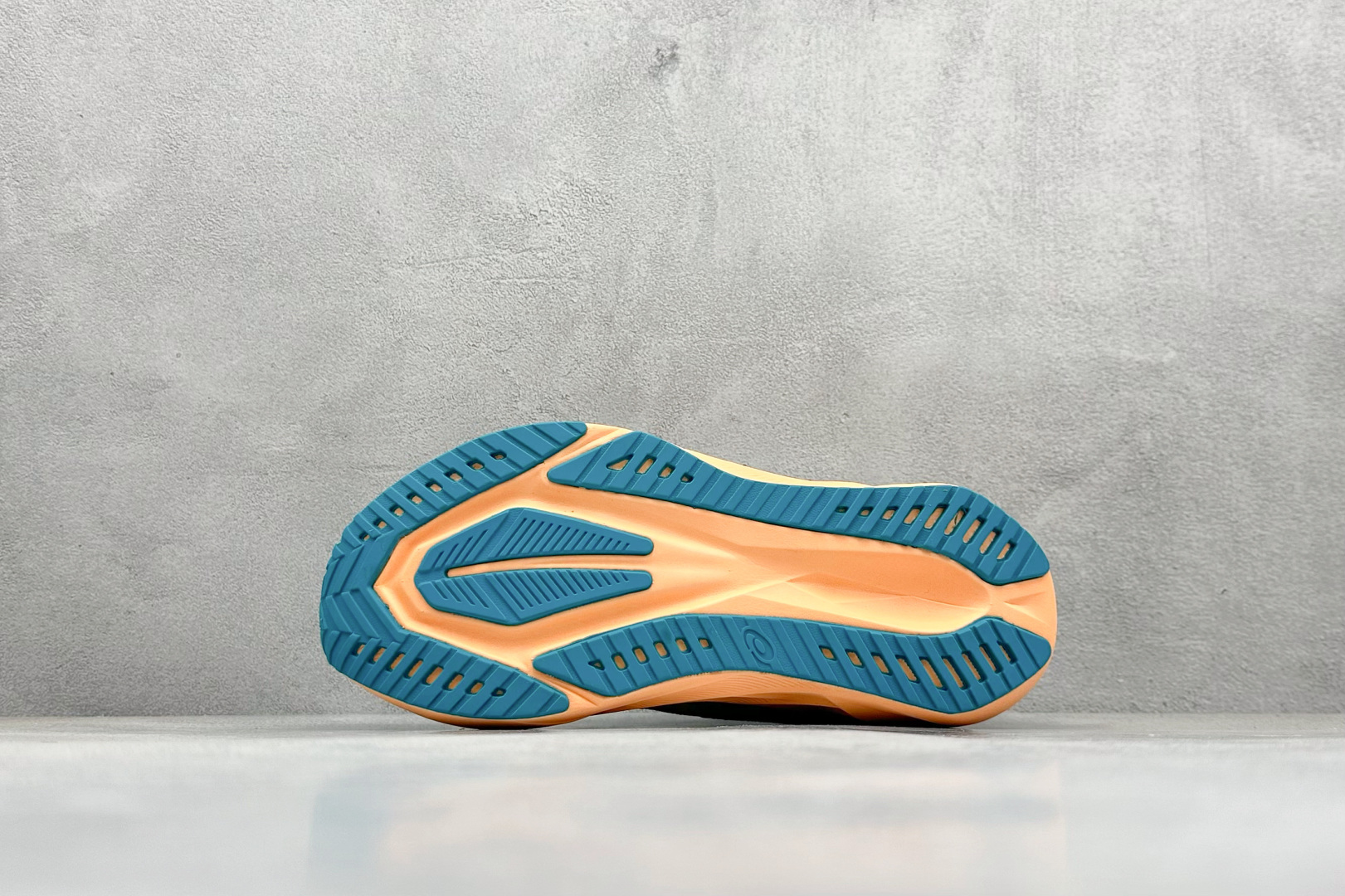 图片[4]-FS版Asics Novablast 5 低帮轻量透气缓震休闲运动跑步鞋 采用单丝纤维网布鞋面材质 鞋口圈柔软反绒皮材料 全新EVA与OBC混合发泡中底 外置防滑耐磨大底片 货号： 1011B974-400 尺码：36 36.5 37.5 38 38.5 39 40 40.5 41 42 42.5 43 44 45-选品中心