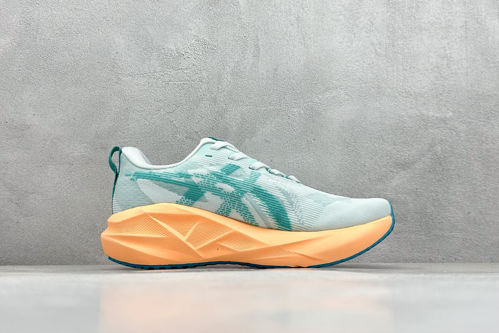 图片[2]-FS版Asics Novablast 5 低帮轻量透气缓震休闲运动跑步鞋 采用单丝纤维网布鞋面材质 鞋口圈柔软反绒皮材料 全新EVA与OBC混合发泡中底 外置防滑耐磨大底片 货号： 1011B974-400 尺码：36 36.5 37.5 38 38.5 39 40 40.5 41 42 42.5 43 44 45-选品中心