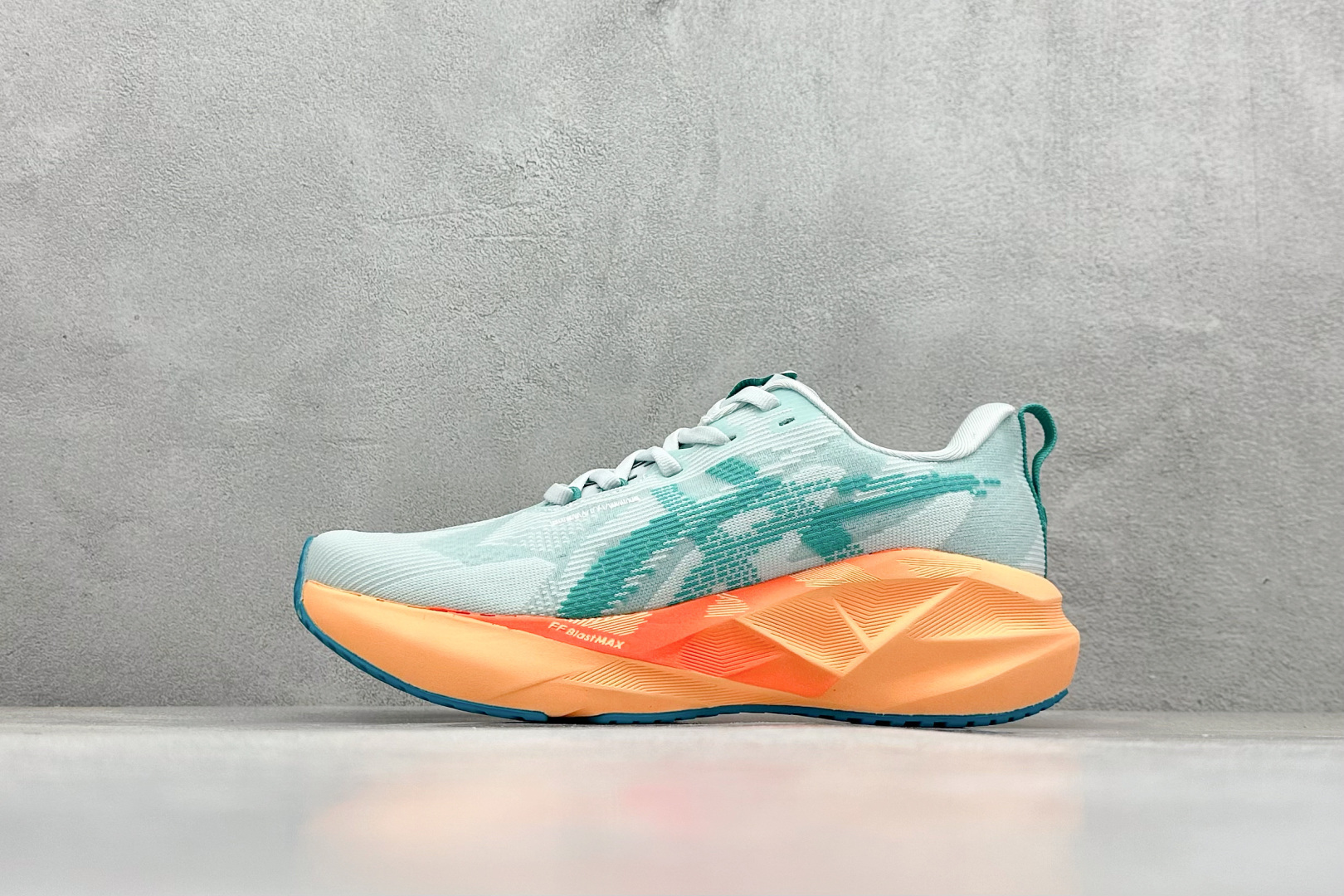 FS版Asics Novablast 5 低帮轻量透气缓震休闲运动跑步鞋 采用单丝纤维网布鞋面材质 鞋口圈柔软反绒皮材料 全新EVA与OBC混合发泡中底 外置防滑耐磨大底片 货号: 1011B974-400 尺码:36 36.5 37.5 38 38.5 39 40 40.5 41 42 42.5 43 44 45-选品中心