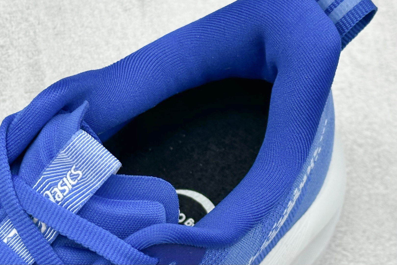 图片[8]-FS版Asics Novablast 5 低帮轻量透气缓震休闲运动跑步鞋 采用单丝纤维网布鞋面材质 鞋口圈柔软反绒皮材料 全新EVA与OBC混合发泡中底 外置防滑耐磨大底片 货号： 1011B794-403 尺码：36 36.5 37.5 38 38.5 39 40 40.5 41 42 42.5 43 44 45-选品中心