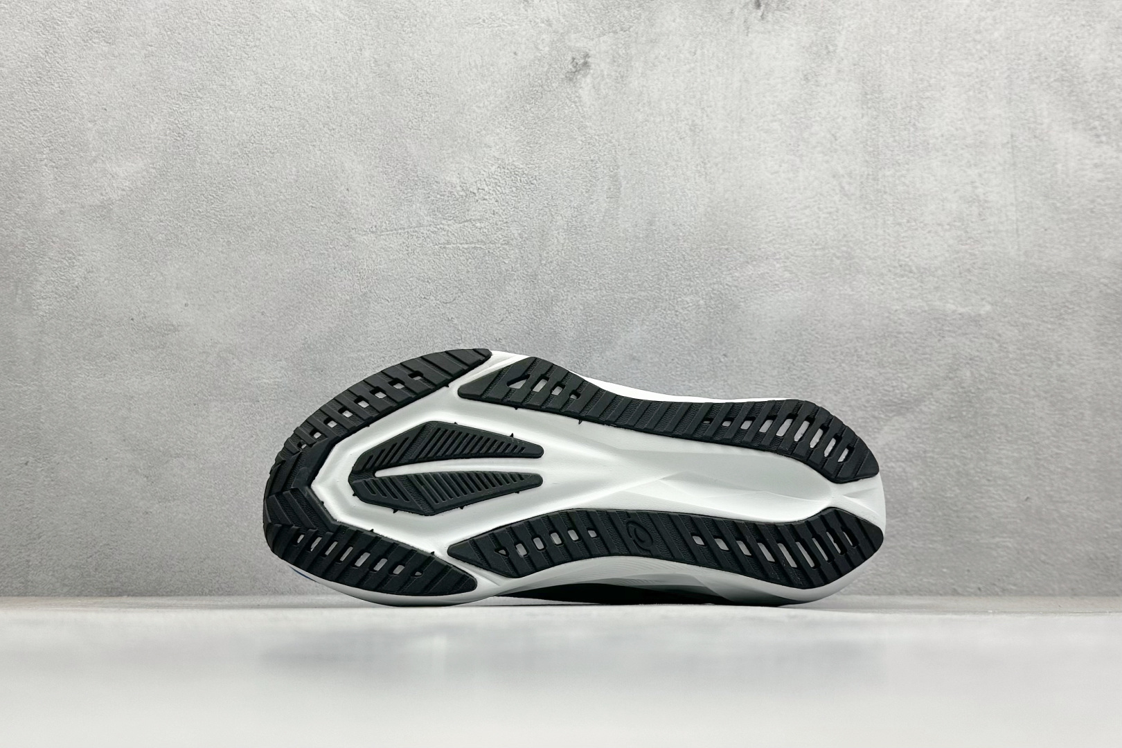 图片[4]-FS版Asics Novablast 5 低帮轻量透气缓震休闲运动跑步鞋 采用单丝纤维网布鞋面材质 鞋口圈柔软反绒皮材料 全新EVA与OBC混合发泡中底 外置防滑耐磨大底片 货号： 1011B794-403 尺码：36 36.5 37.5 38 38.5 39 40 40.5 41 42 42.5 43 44 45-选品中心