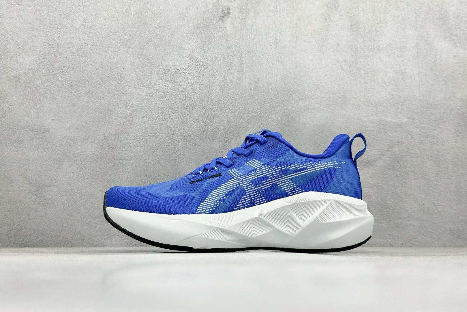 FS版Asics Novablast 5 低帮轻量透气缓震休闲运动跑步鞋 采用单丝纤维网布鞋面材质 鞋口圈柔软反绒皮材料 全新EVA与OBC混合发泡中底 外置防滑耐磨大底片 货号: 1011B794-403 尺码:36 36.5 37.5 38 38.5 39 40 40.5 41 42 42.5 43 44 45-选品中心