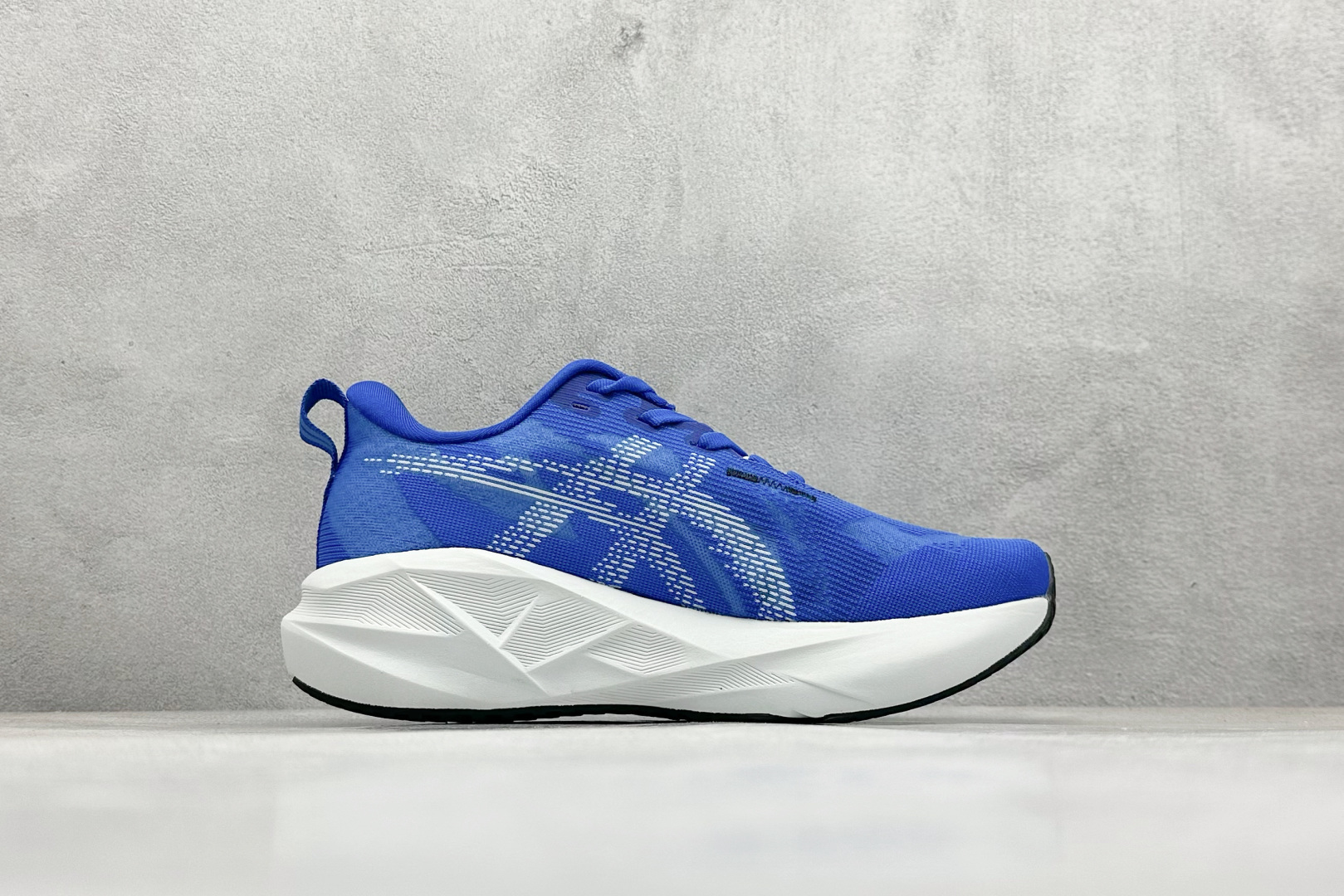 图片[2]-FS版Asics Novablast 5 低帮轻量透气缓震休闲运动跑步鞋 采用单丝纤维网布鞋面材质 鞋口圈柔软反绒皮材料 全新EVA与OBC混合发泡中底 外置防滑耐磨大底片 货号： 1011B794-403 尺码：36 36.5 37.5 38 38.5 39 40 40.5 41 42 42.5 43 44 45-选品中心