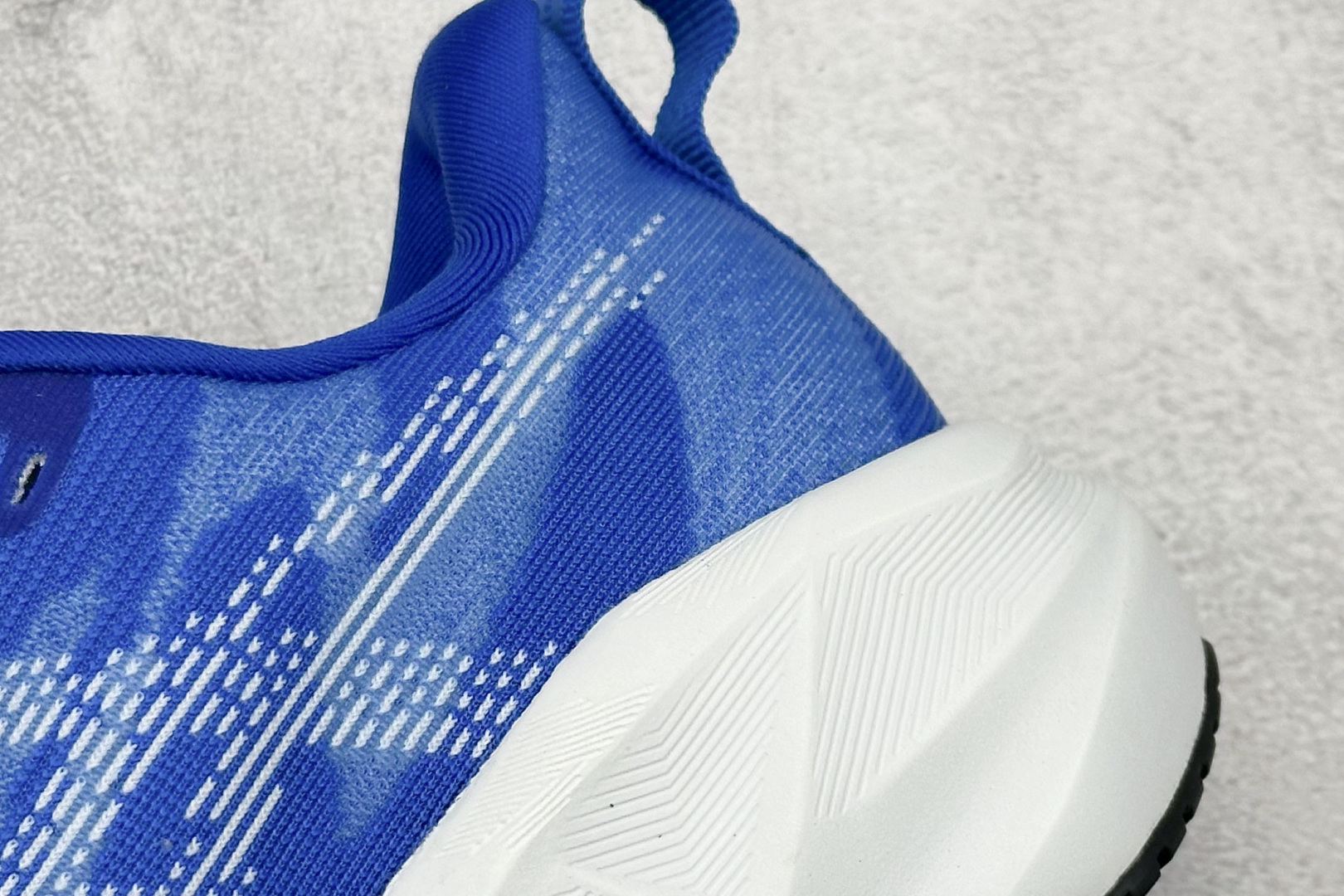 图片[9]-FS版Asics Novablast 5 低帮轻量透气缓震休闲运动跑步鞋 采用单丝纤维网布鞋面材质 鞋口圈柔软反绒皮材料 全新EVA与OBC混合发泡中底 外置防滑耐磨大底片 货号： 1011B794-403 尺码：36 36.5 37.5 38 38.5 39 40 40.5 41 42 42.5 43 44 45-选品中心