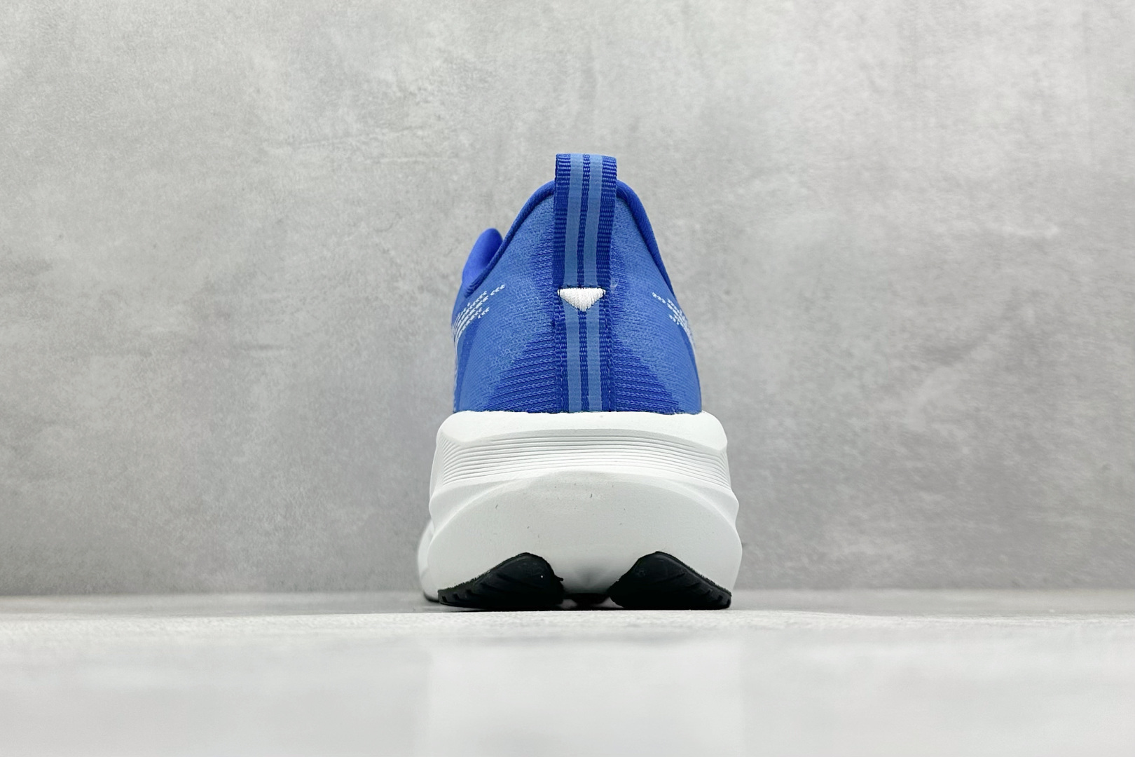 图片[6]-FS版Asics Novablast 5 低帮轻量透气缓震休闲运动跑步鞋 采用单丝纤维网布鞋面材质 鞋口圈柔软反绒皮材料 全新EVA与OBC混合发泡中底 外置防滑耐磨大底片 货号： 1011B794-403 尺码：36 36.5 37.5 38 38.5 39 40 40.5 41 42 42.5 43 44 45-选品中心